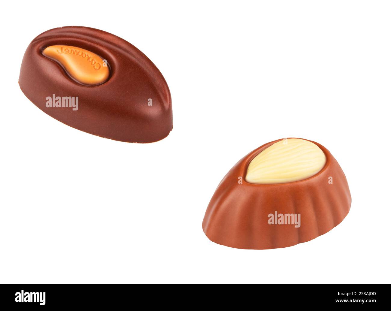 Zwei Schokoladenbonbons auf weißem Hintergrund. Zwei Schokoladenbonbons Stockfoto