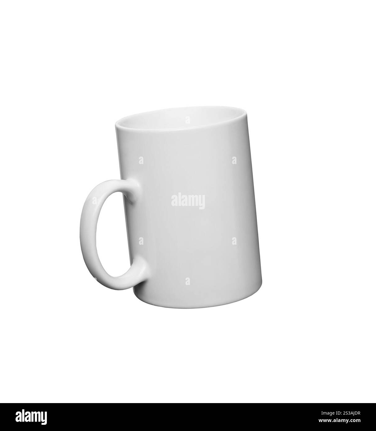 Weißer Keramikbecher isoliert auf weißem Hintergrund. Becher aus weißer Keramik Stockfoto