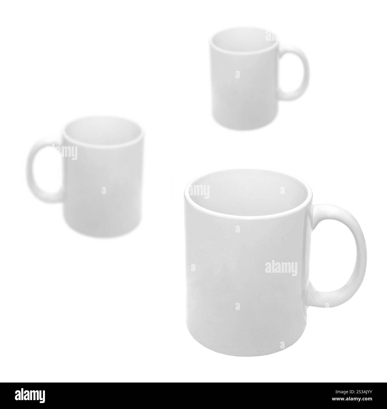 Zwei weiße Tassen isoliert auf weißem Hintergrund. Zwei weiße Tassen Stockfoto