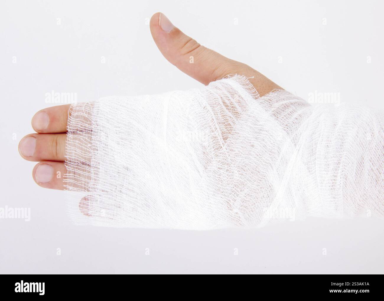 Bandagierte Hand auf weißem Hintergrund. Bandagierte Hand Stockfoto