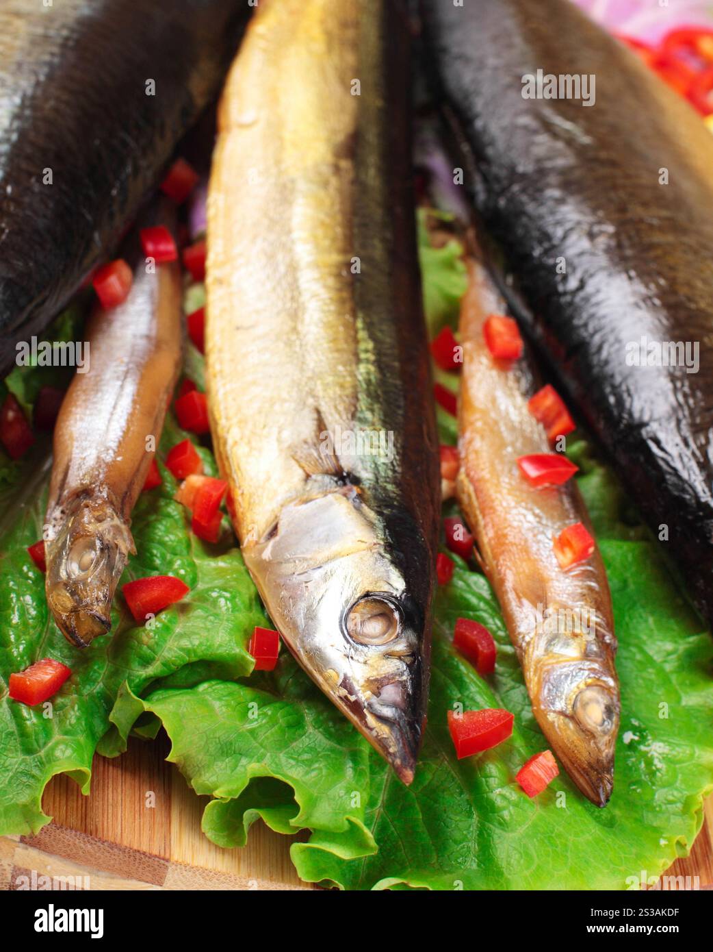 Fisch auf Teller mit rotem Pfeffer in Nahaufnahme. Fisch auf Teller mit rotem Pfeffer Stockfoto