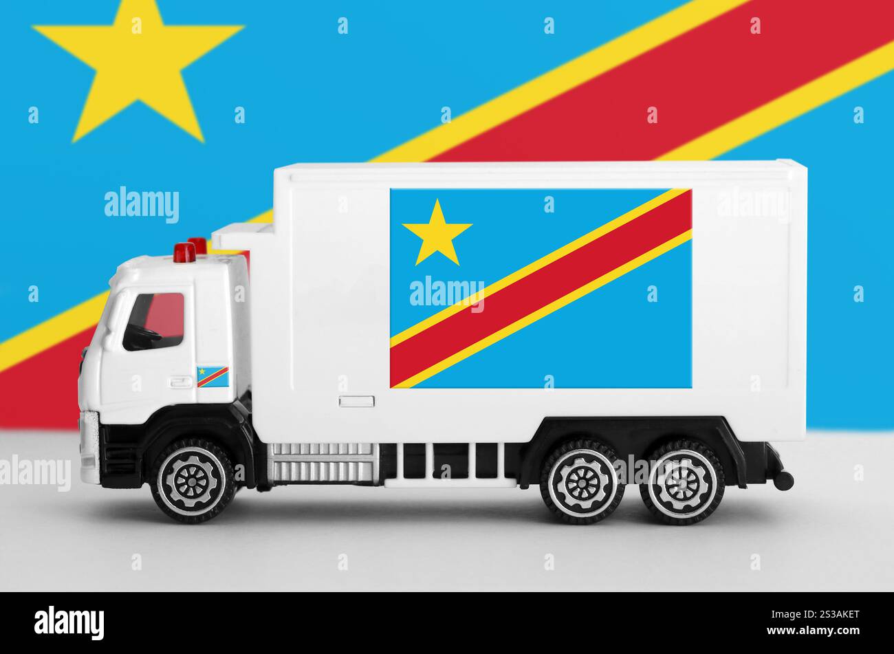 Die Flagge der Demokratischen Republik Kongo ist an der Seitenwand eines weißen Lieferwagens aus nächster Nähe abgebildet. Versandkonzept und lokales Lieferkonzept. Demokratische Republik Stockfoto