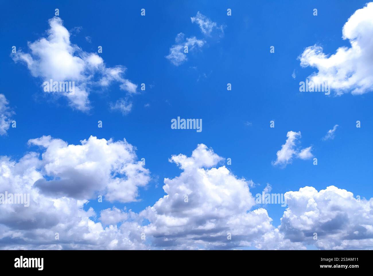Klare blaue Himmelstruktur und weißer flauschiger Wolkenhintergrund. Die Sonne scheint tagsüber im Sommer hell, Meteorologie. Sanftes Sonnenlicht an Stockfoto