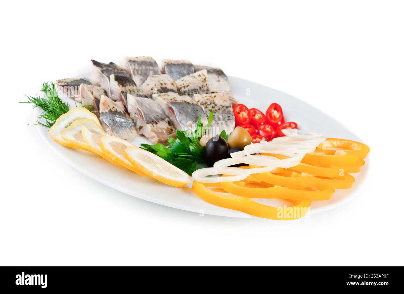 Fisch mit Gemüse und Oliven isoliert auf weißem Hintergrund. Fisch mit Gemüse und Oliven Stockfoto