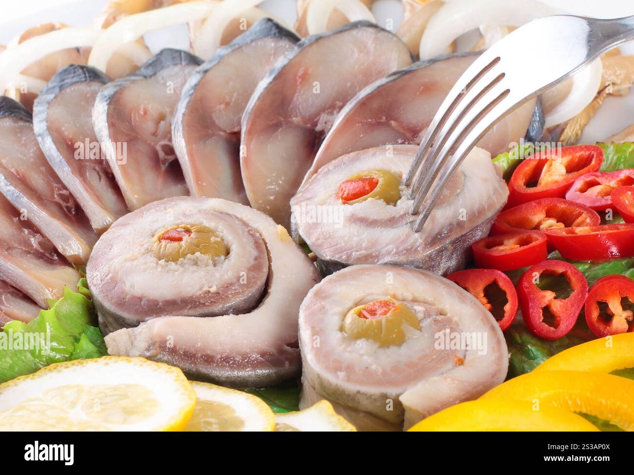Fisch mit Gemüse, Anionenrote Pfeffer isoliert auf weißem Hintergrund. Fisch mit Gemüse, roter Anionenpfeffer Stockfoto