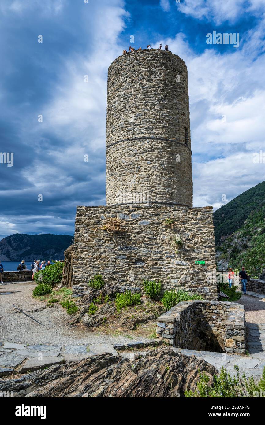 Aussichtsturm am Schloss Doria auf einem Hügel über dem Küstenort Vernazza im Nationalpark Cinque Terre in der Region Ligurien im Nordwesten Italiens Stockfoto