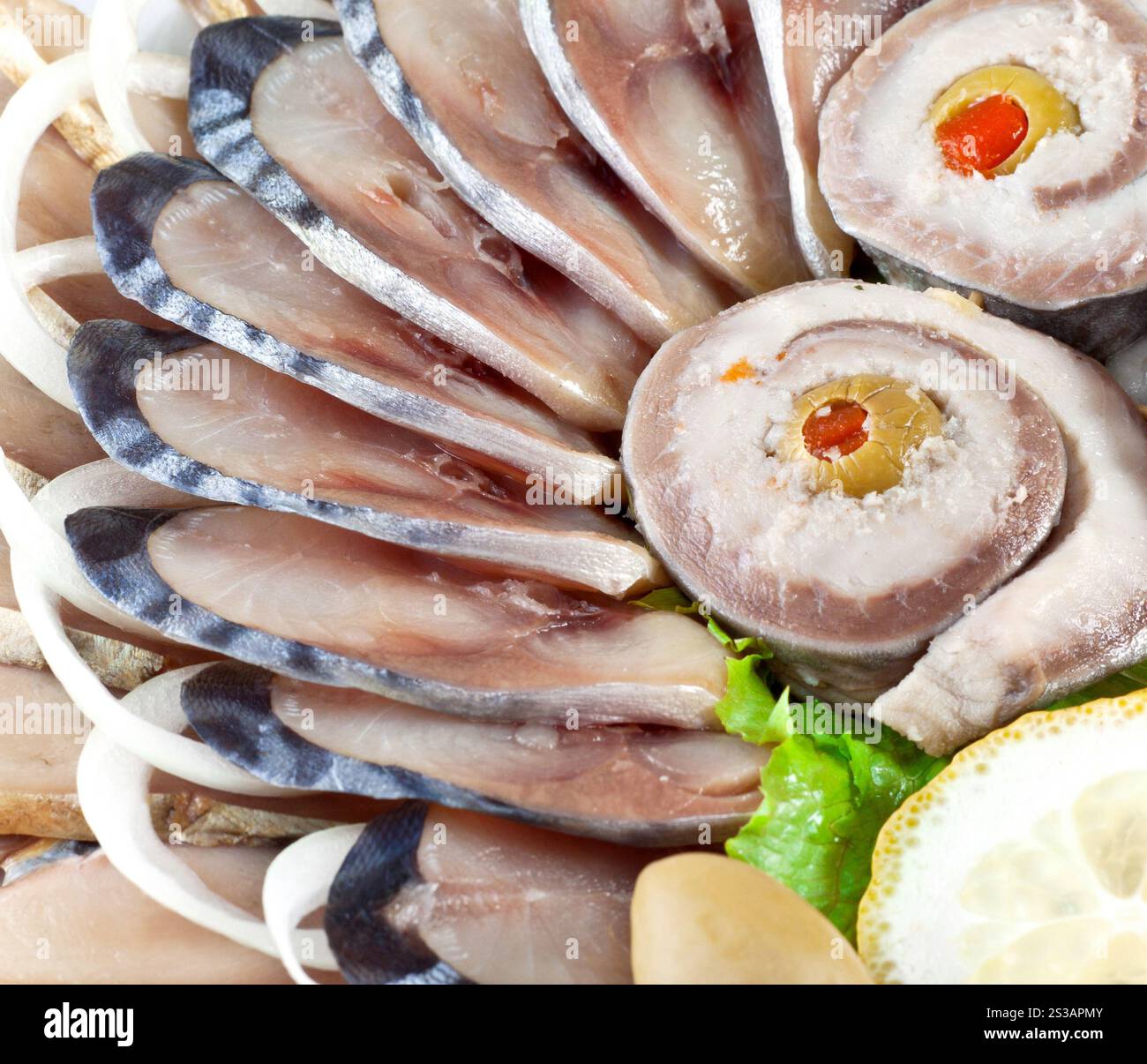 Verschiedene in Scheiben geschnittene Fische aus der Nähe. Verschiedene in Scheiben geschnittene Fische Stockfoto