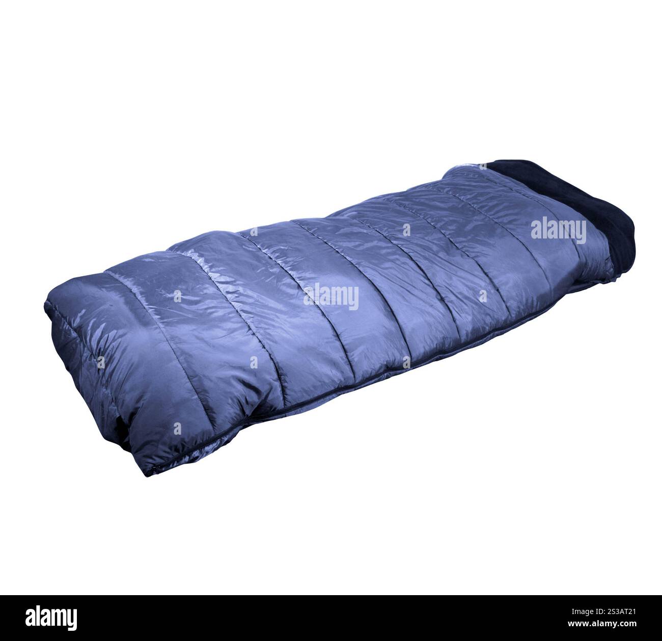 Schlafsack, der auf Campingausflügen auf weißem Hintergrund warm gehalten wird. Der Schlafsack hielt sich auf Campingausflügen warm Stockfoto