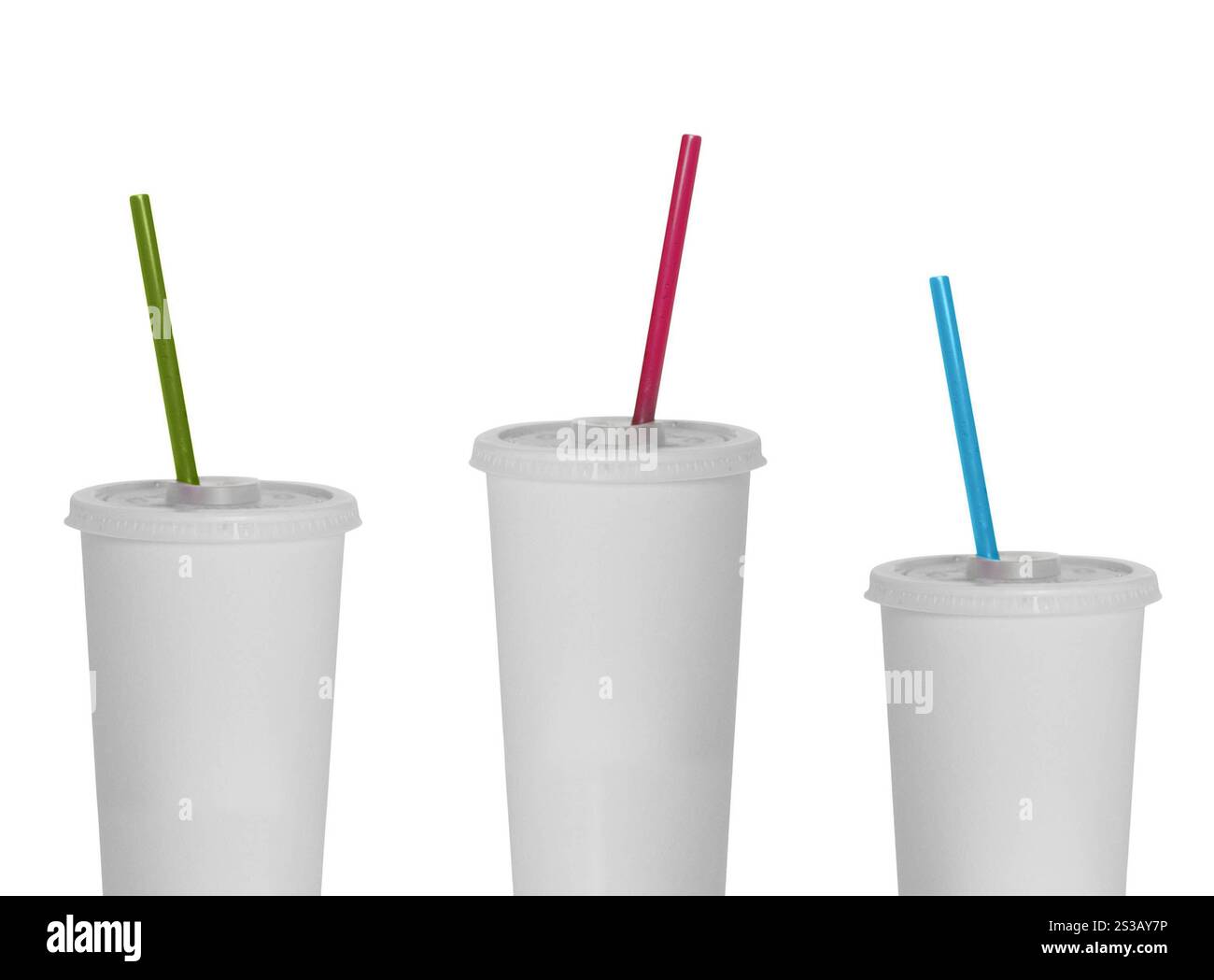 Weiße Fastfood-Becher aus Kunststoff, isoliert auf weißem Hintergrund. Weiße Fastfood-Becher aus Kunststoff Stockfoto