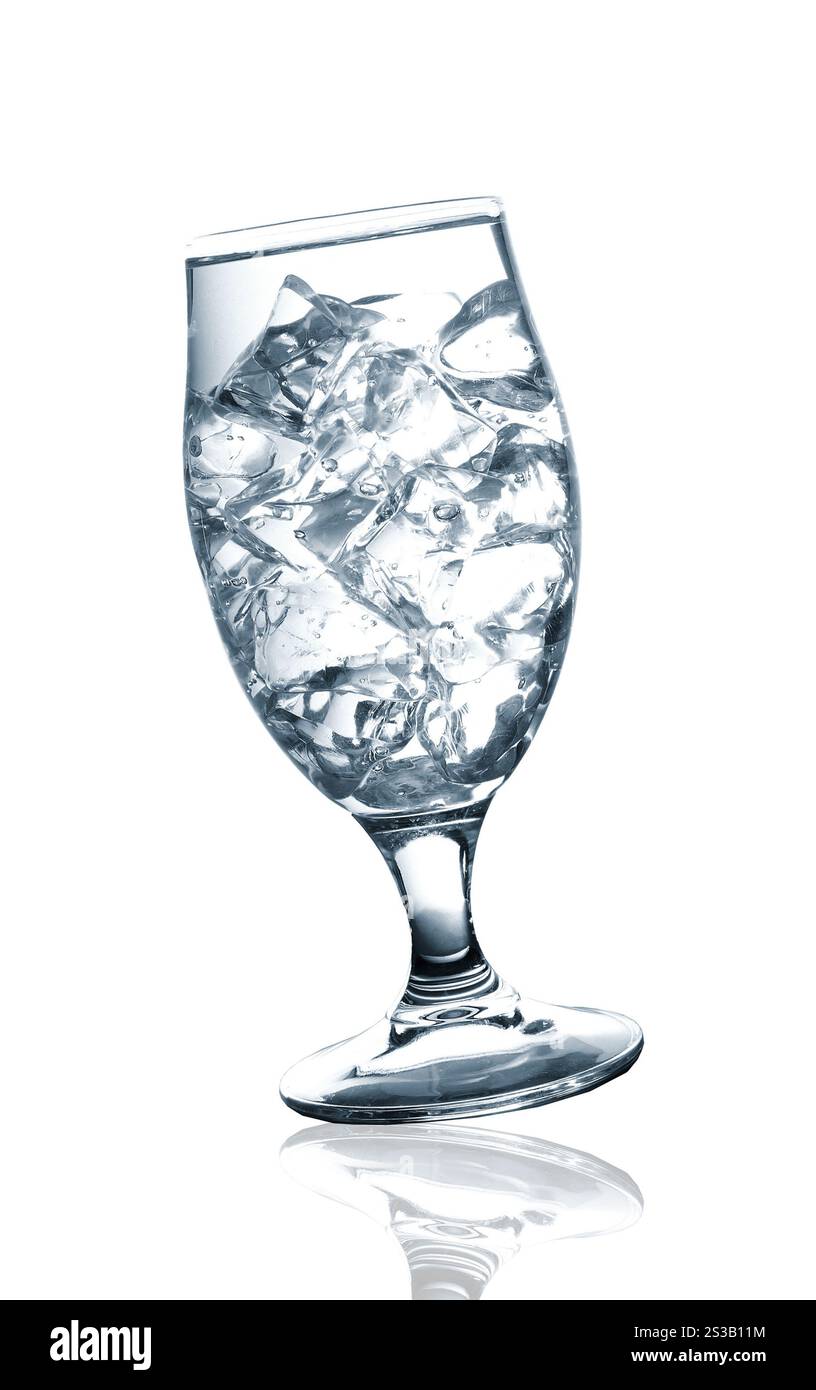 Nassdurchsichtiges Glas mit Eisisolierung. Durchsichtiges Glas mit Eis nass machen Stockfoto