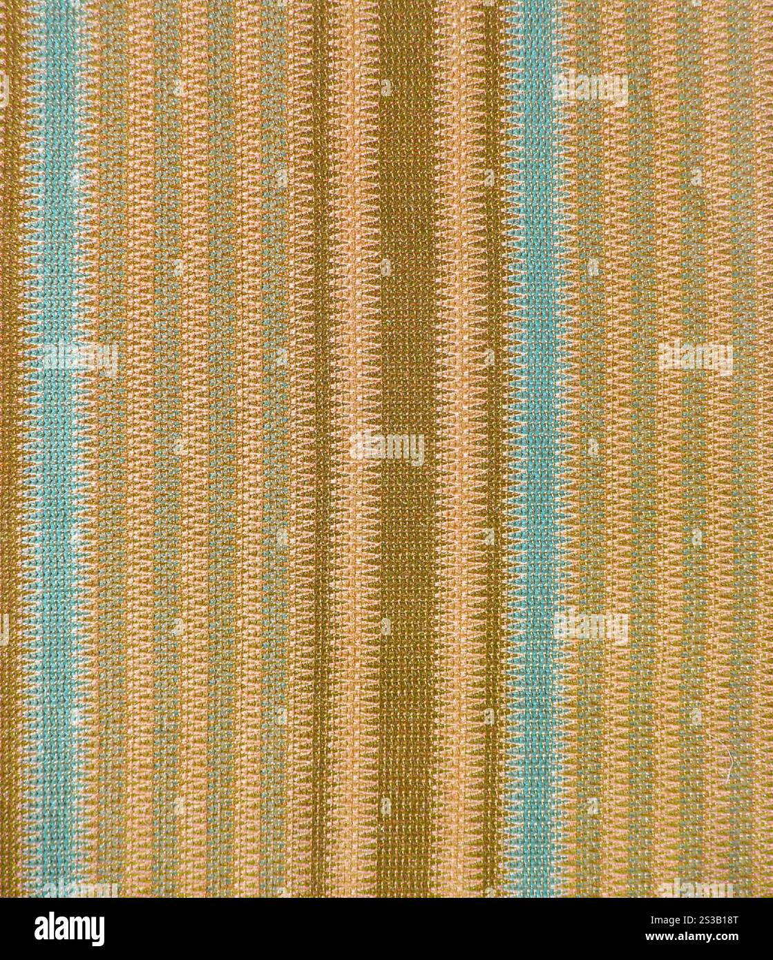 Frühling, Sommer, gestreiftes Plissee-Material aus nächster Nähe. Frühling, Sommer, gestreiftes Plisseedetuch. Stockfoto