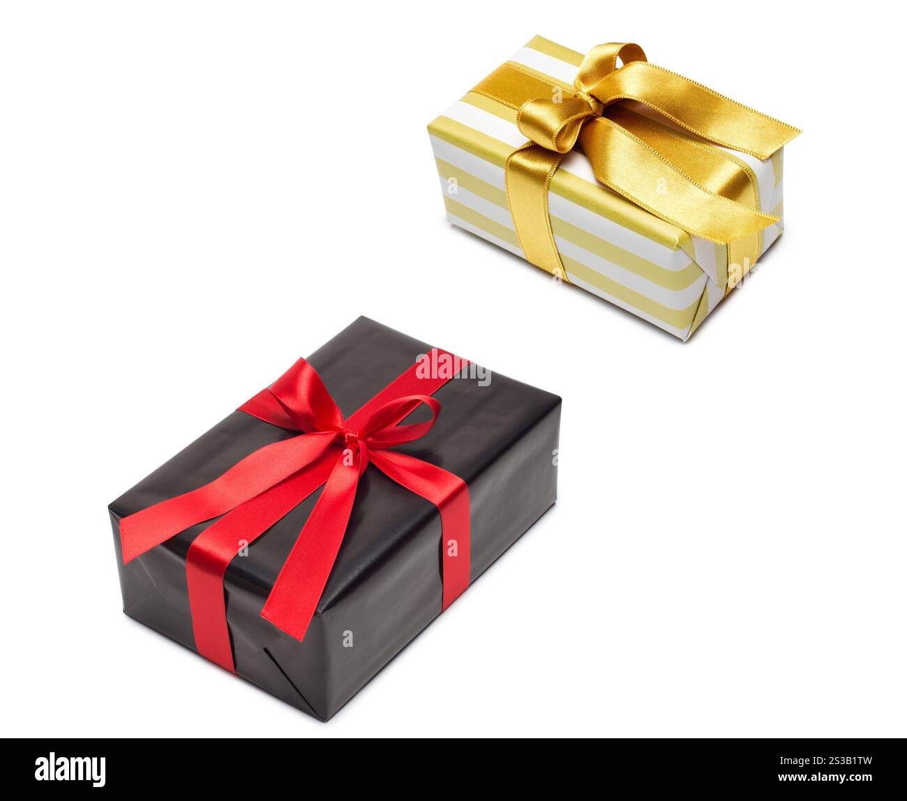 Geschenkbox in goldenem Duo-Ton mit goldenem Satinband und Schleife isoliert auf weißem Hintergrund. Geschenkbox in goldenem Duo-Ton mit goldenem Satinband Stockfoto