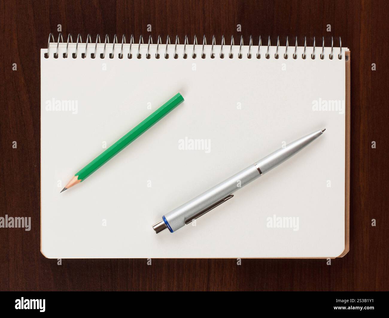 Stift und leeres Papier auf Holztisch. Stift und leeres Papier Stockfoto