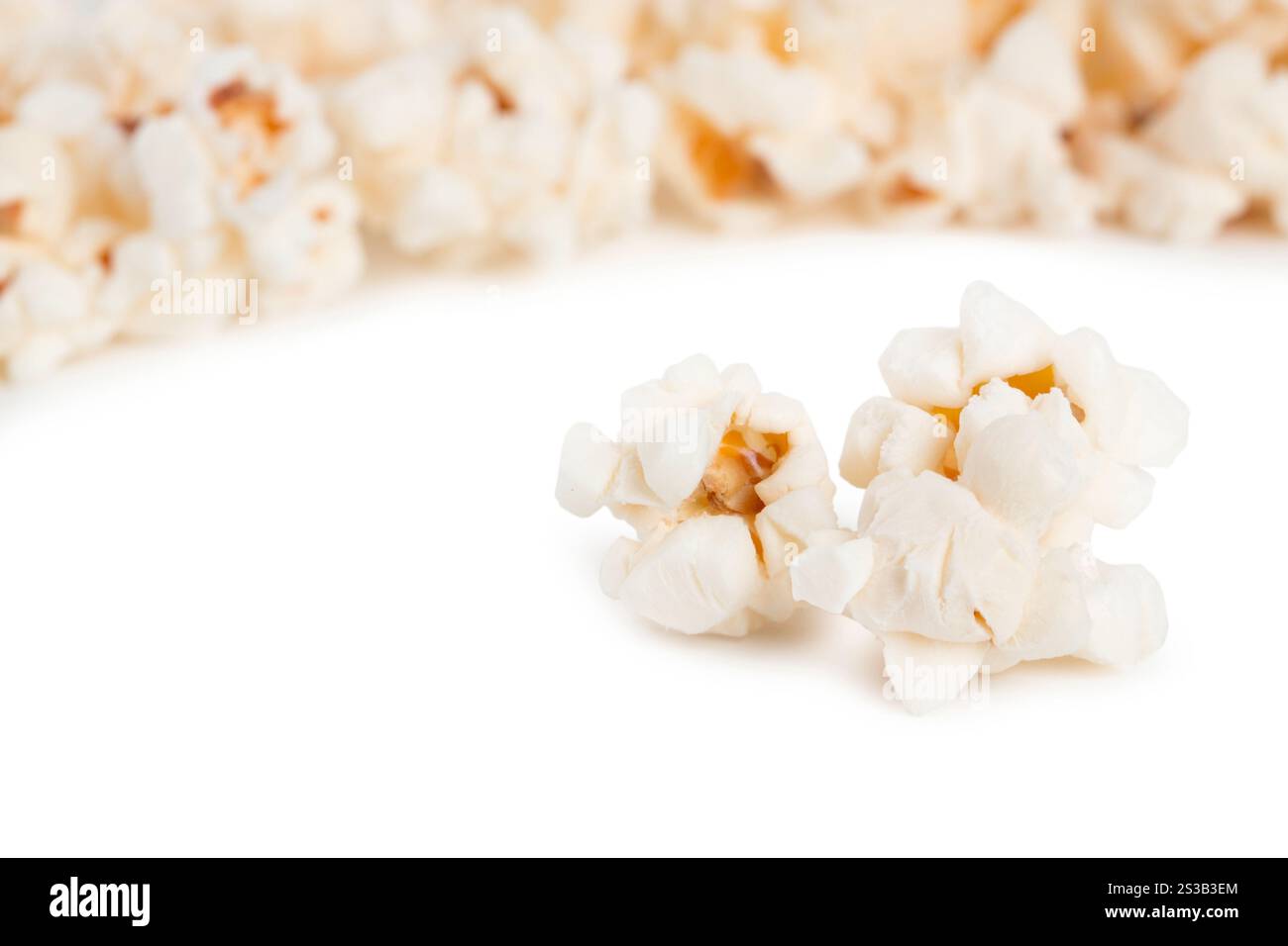 Popcorn isoliert auf weißem Hintergrund. Popcorn Stockfoto