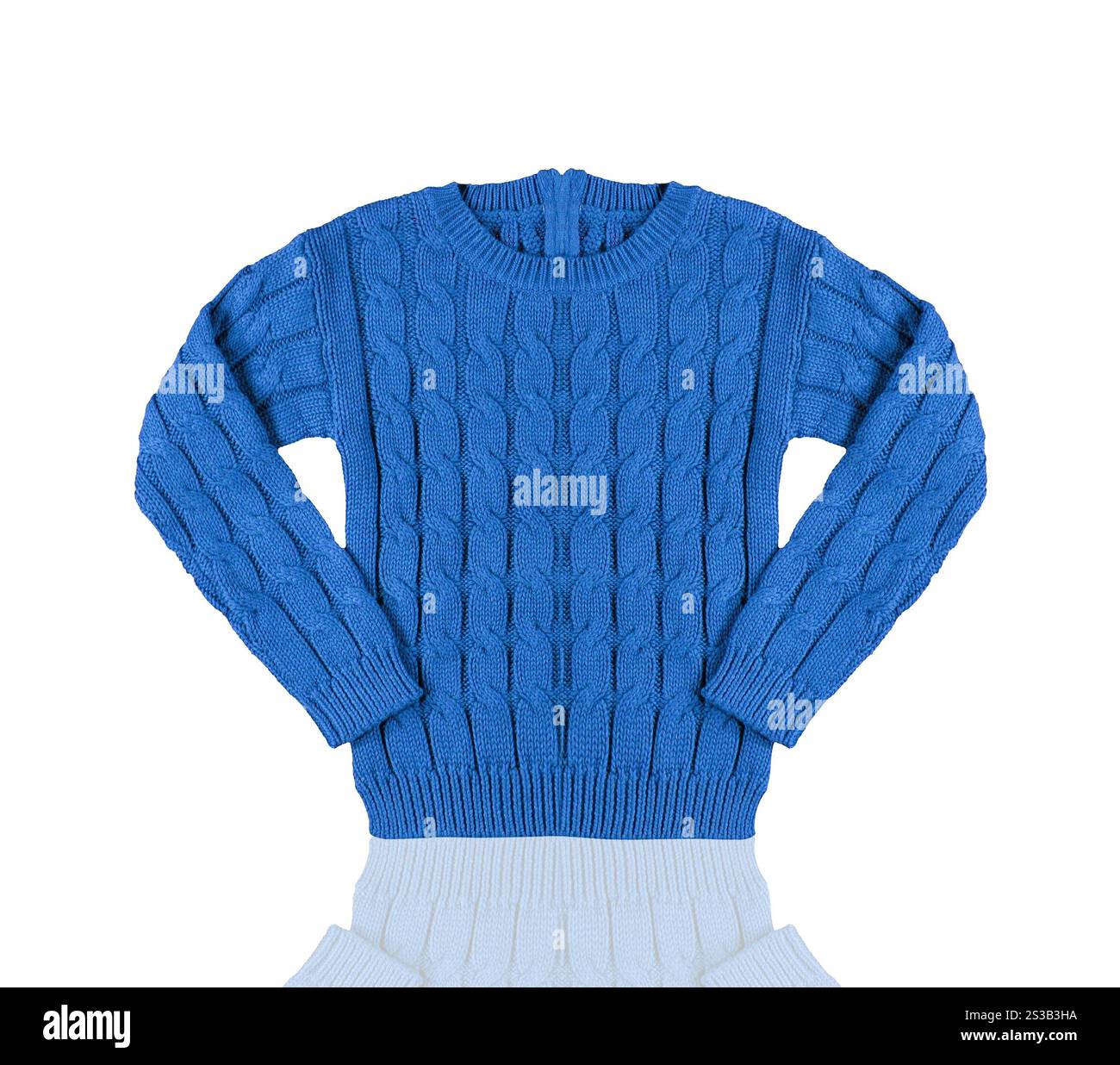 Blauer warmer Strickpullover mit einem Muster auf weißem Hintergrund. Blauer, warmer Strickpullover mit Muster Stockfoto