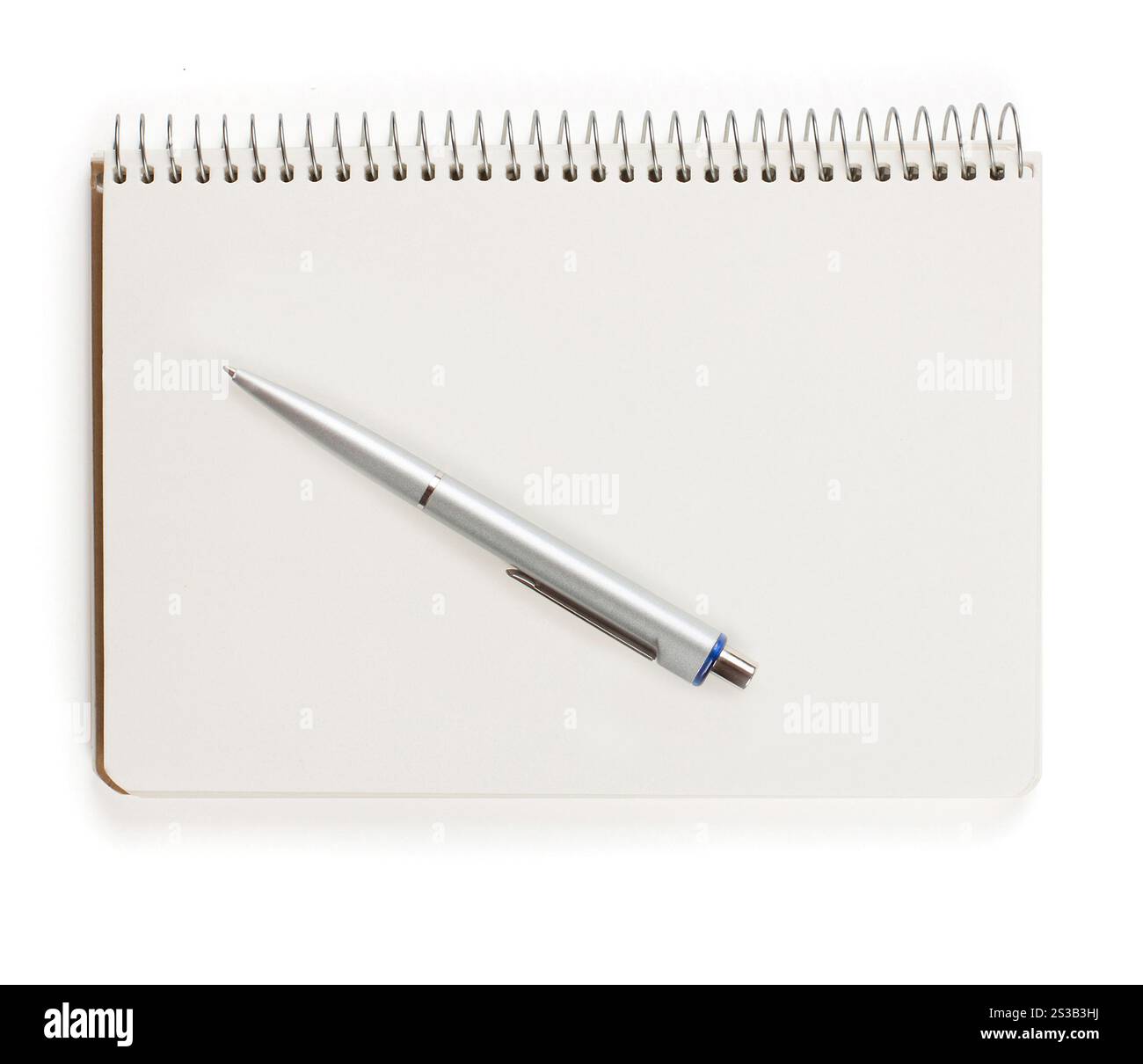 Notizbuch mit Stift isoliert auf weißem Hintergrund. Notizbuch mit Stift isoliert auf weiß Stockfoto