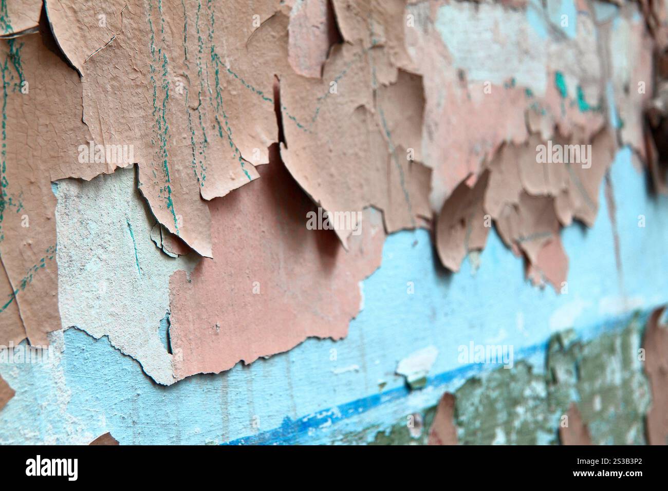 Alte Farbe blättert aus der Nähe von der Wand ab. Alte Farbe blätterte von der Wand ab Stockfoto