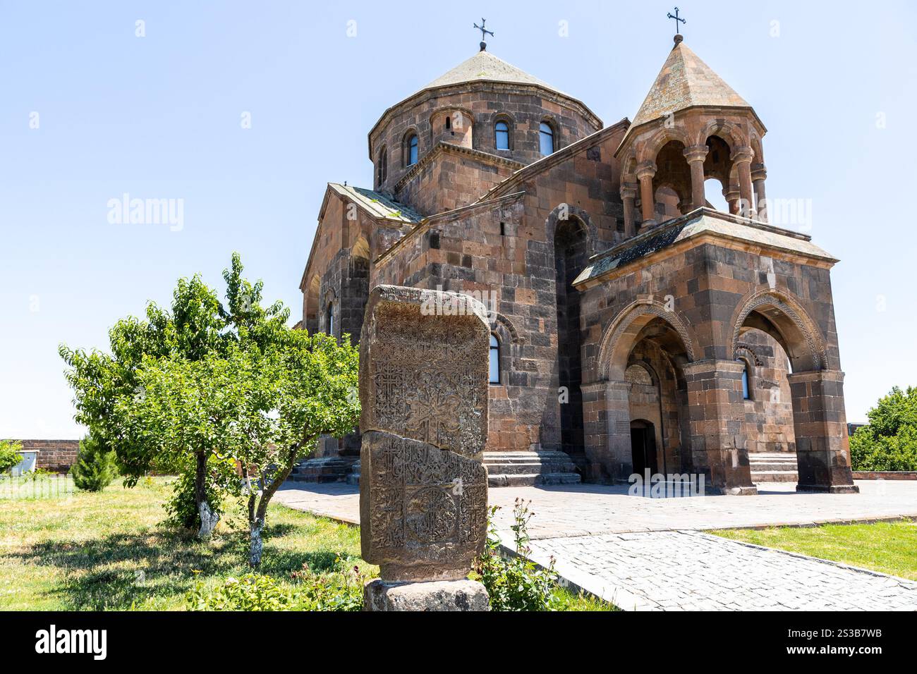Alte Chatschkar-Kreuzstein und Hripsime-Kirche in Etchmiadzin, Armenien an sonnigen Sommertagen? Die Kirche St. Hripsime wurde in der UNESCO-Welt aufgeführt Stockfoto