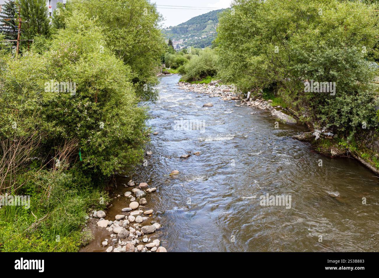 Blick auf den Fluss Aghstev in Dilijan, Armenien am Sommertag Stockfoto