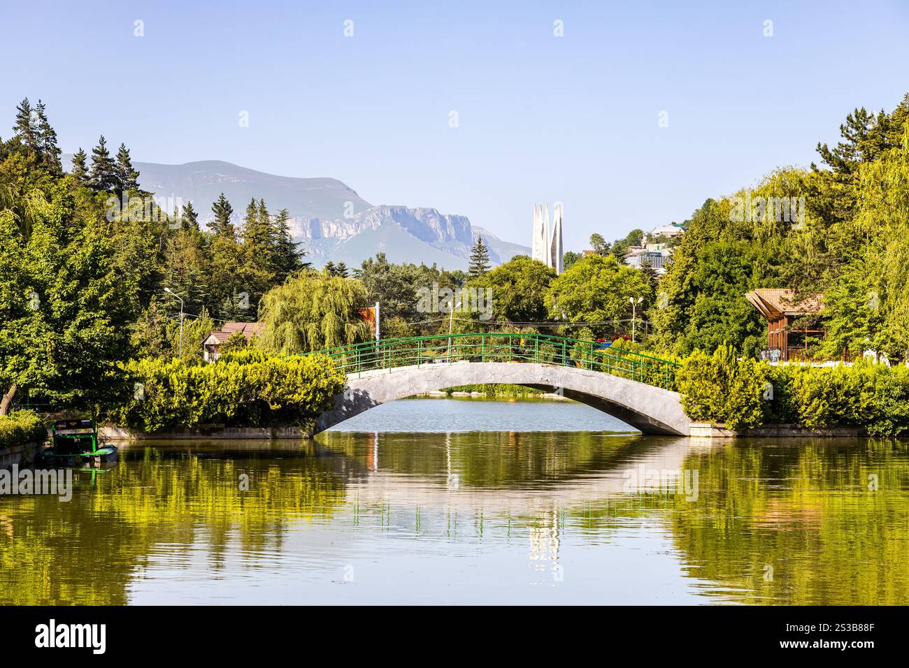 Fußgängerbrücke auf künstlichem See Stadtteich in Dilijan an sonnigen Sommertagen Stockfoto