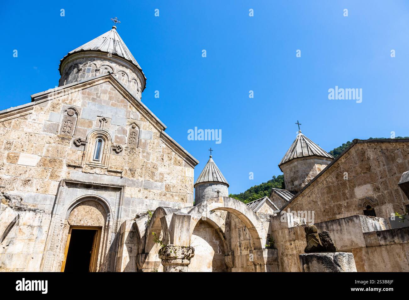 Blick auf die Kirche St. Astvatsatsin von der Terrasse im Kloster Haghartsin in der Nähe der Stadt Dilijan in der Provinz Tavush von Armenien an sonnigen Sommertagen Stockfoto