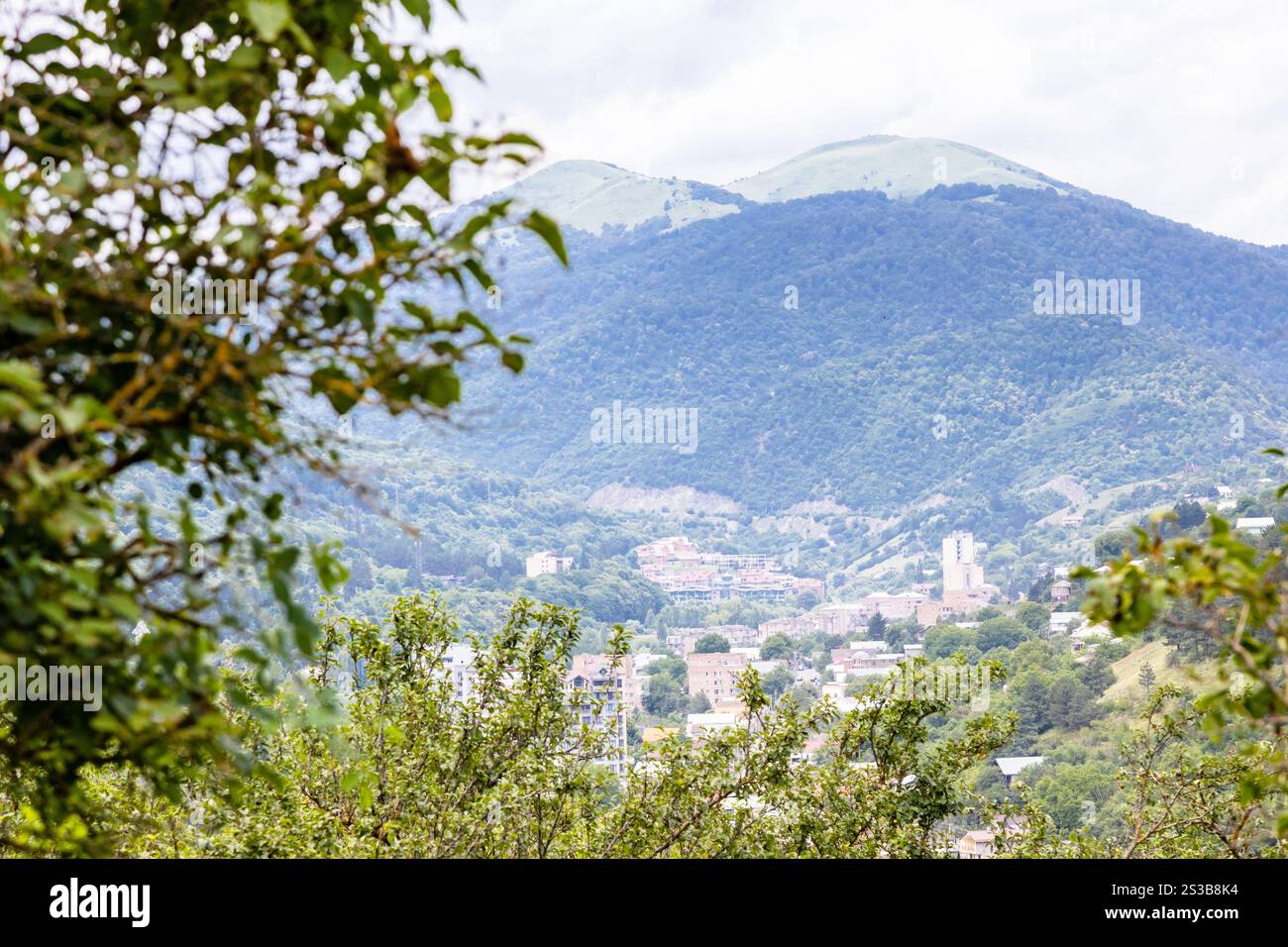 Blick auf die Stadt Dilijan vom Bergwald auf dem Transcaucasian Trail im Dilijan Nationalpark am Sommertag Stockfoto