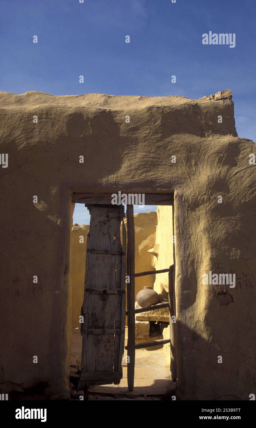 Ein altes Steinhaus in der Nähe der Stadt Jaisalmer in der Provinz Rajasthan in Indien. Indien, Jaisalmer, Januar 1998. INDIEN RAJASTHAN JAISALMER HAUS Stockfoto