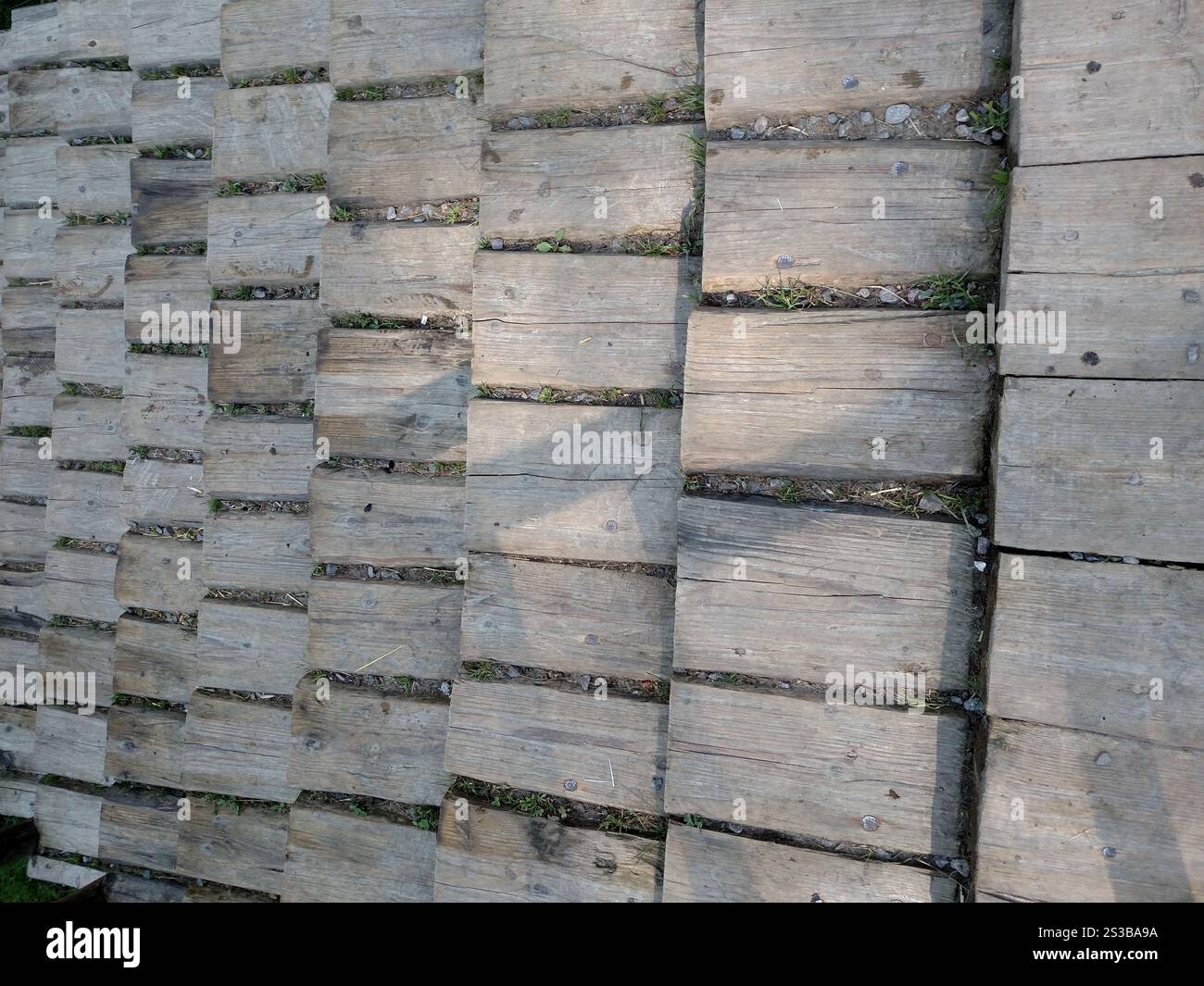 Fliese aus Holz für Dach Holzschindeln Hintergrund horizontal Stockfoto