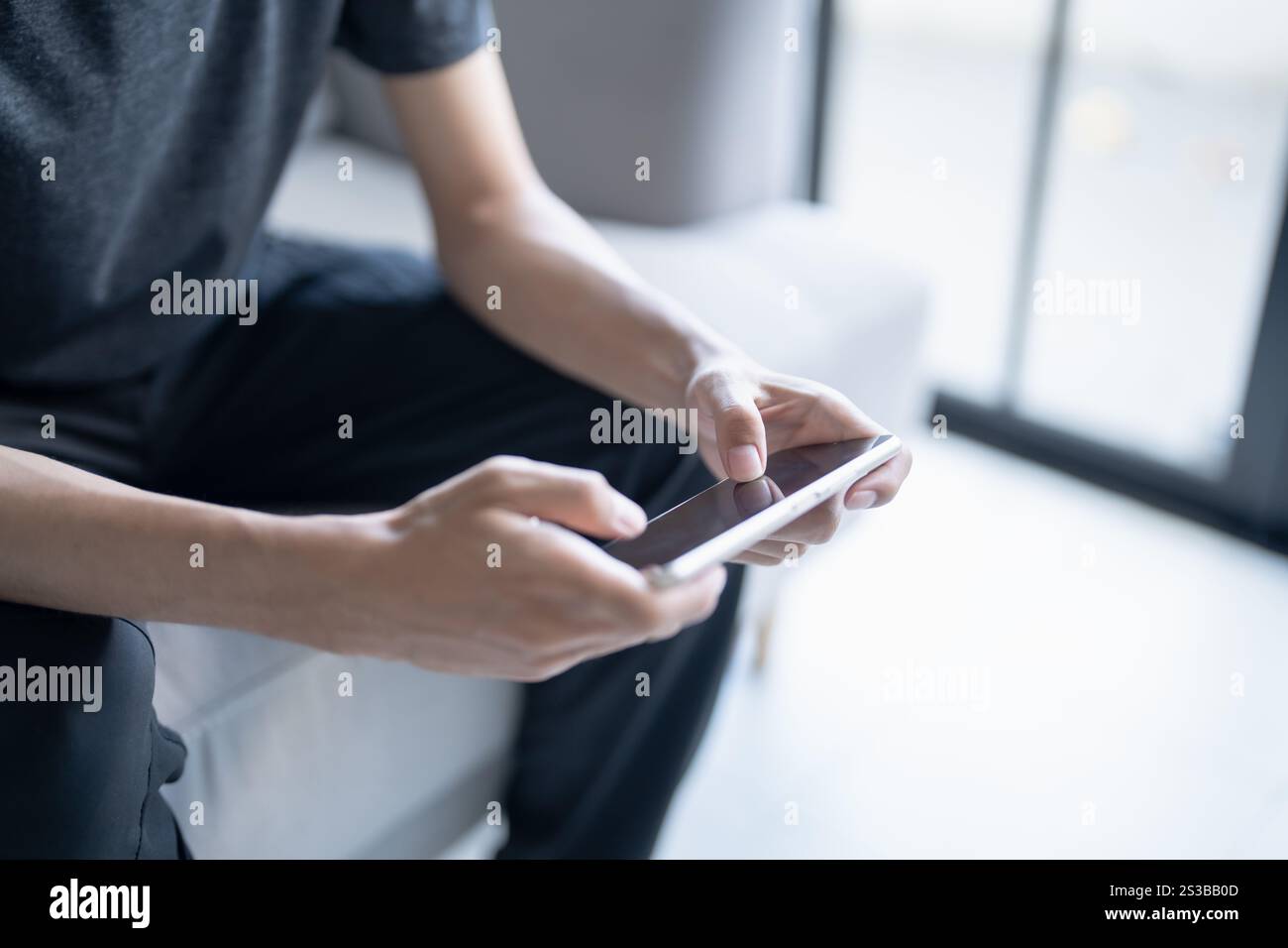Mann, der auf dem Handy spielt. Gamer Boy, der Videospiele spielt und das Smartphone auf mobilen Geräten hält. Mobiltelefontechnologie E-Commerce Stockfoto