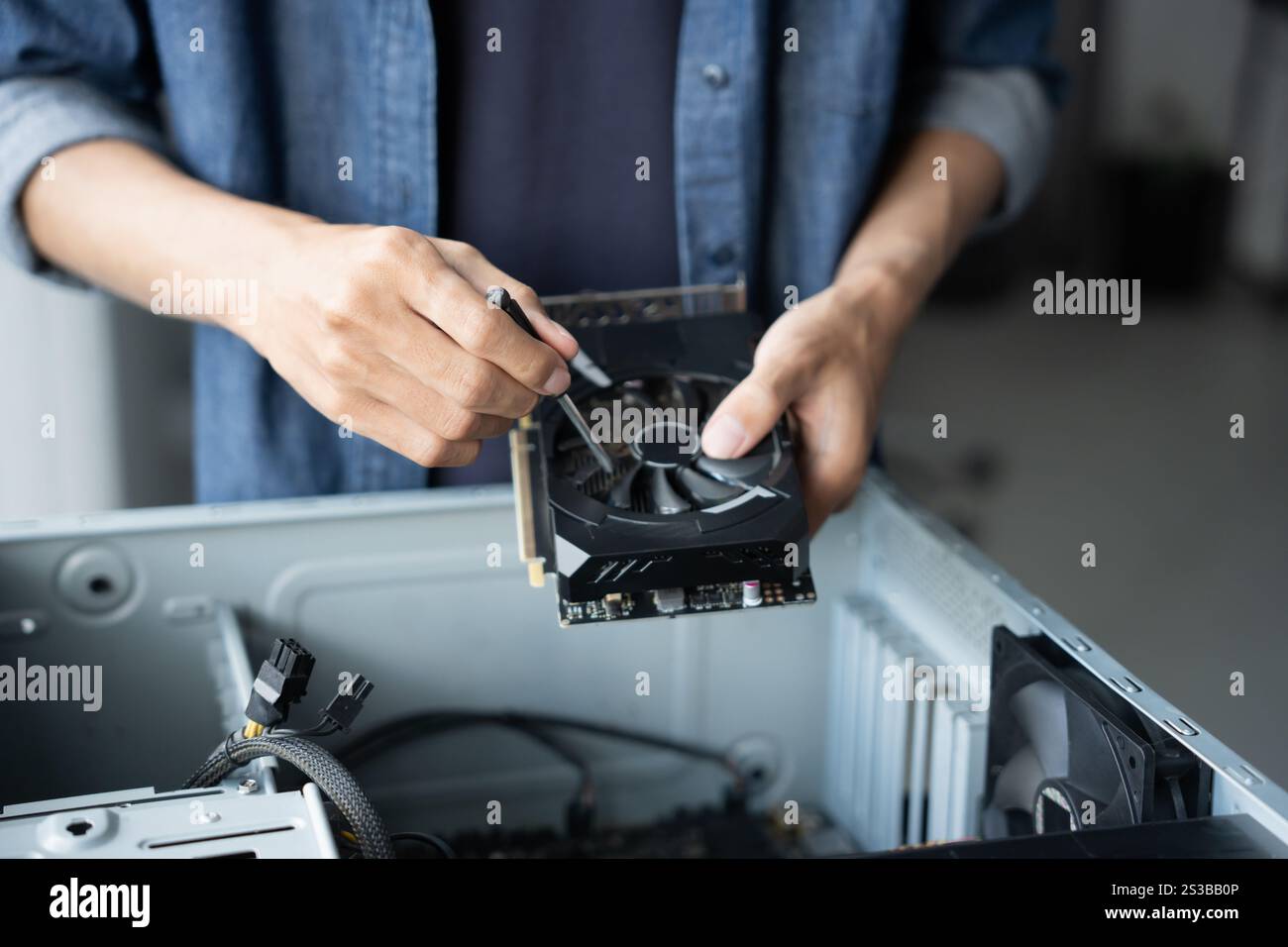 IT-Ingenieur Installation Hardware Ausrüstung Entwicklung Facility Engineer Wartung Computer Motherboard elektronische Reparaturwerkstatt Technologiegeschäft. Stockfoto
