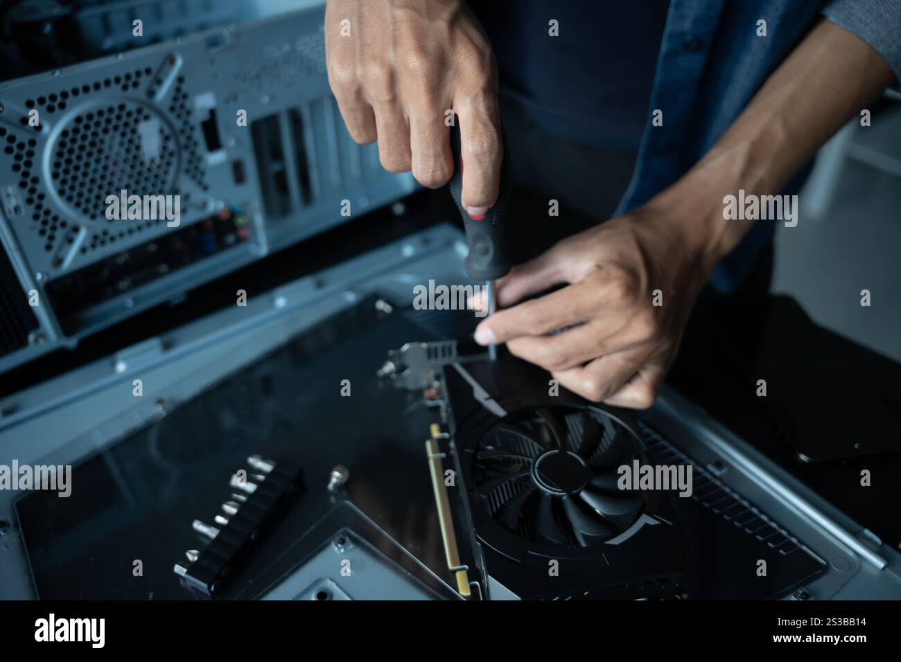 IT-Ingenieur Installation Hardware Ausrüstung Entwicklung Facility Engineer Wartung Computer Motherboard elektronische Reparaturwerkstatt Technologiegeschäft. Stockfoto