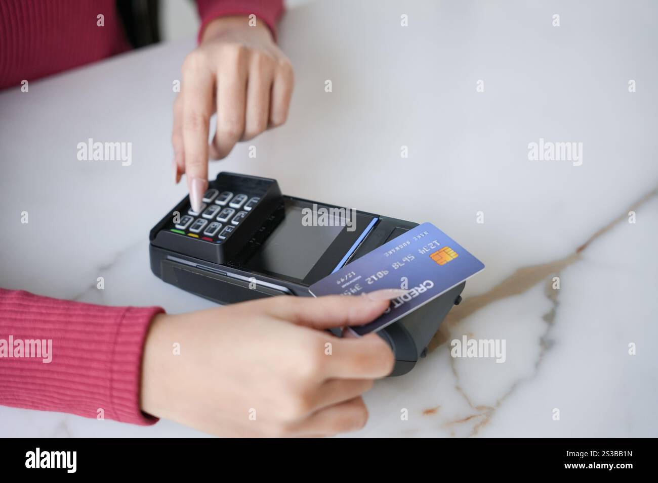 Kontaktloses Bezahlen mit Kreditkarte mit Touch Settlement Bezahlen für Shopping nfc Technologie Transaktion bargeldlose Technologie und Kreditkarte Stockfoto