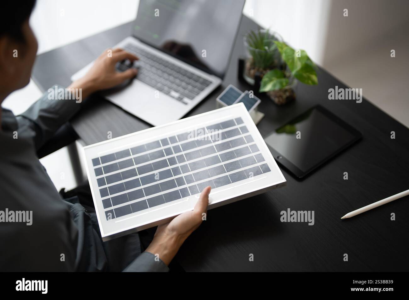 Solarpaneele grüne Energie Geschäftsmann arbeitet grün umweltfreundlich Büro Geschäft kreative Idee Planen Bio Wirtschaft für Unternehmen umweltfreundlich Stockfoto