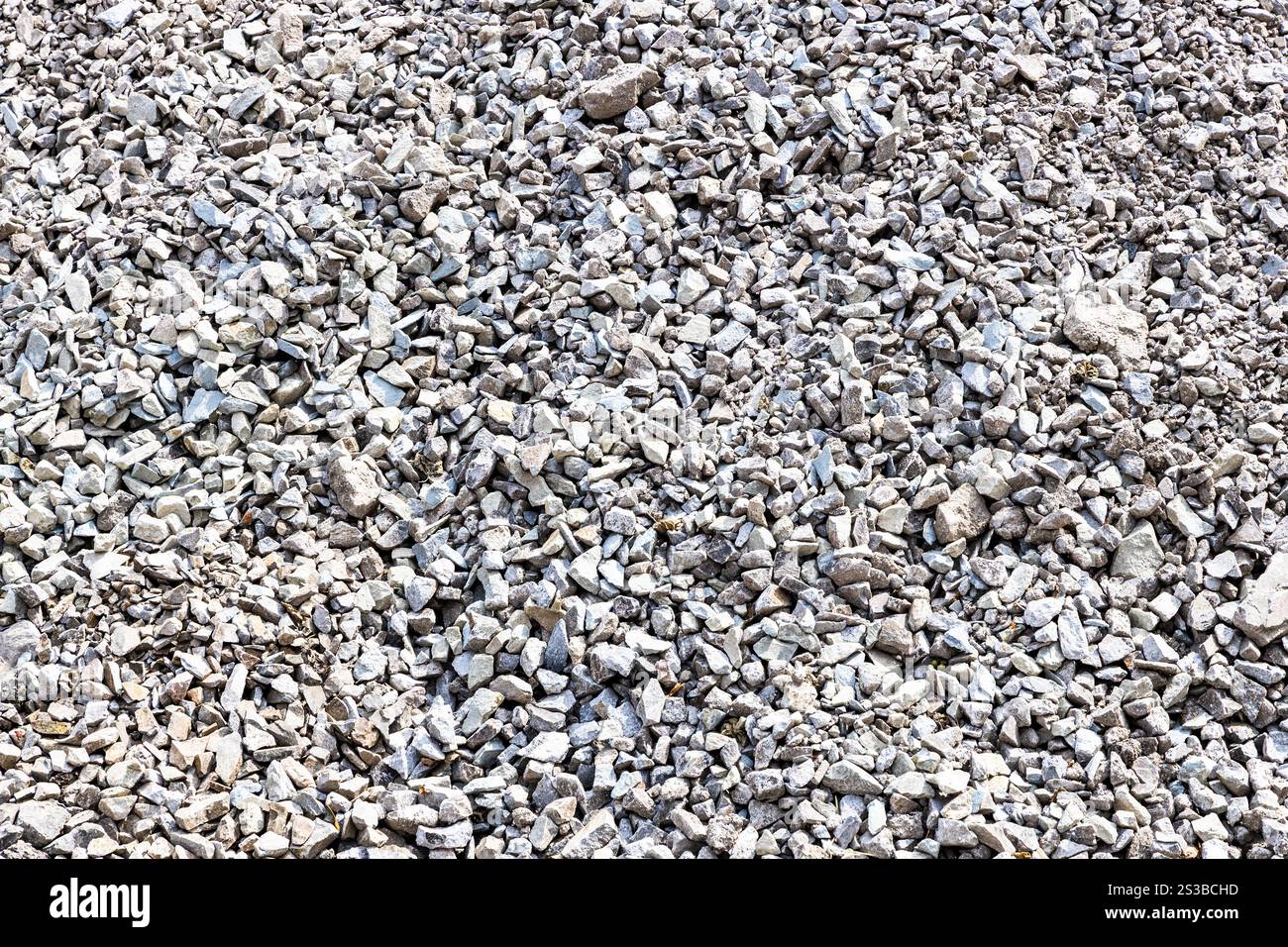 Hintergrund aus grauem zerquetschtem Stein auf der Straßenoberfläche in Gyumri, Armenien am Sommertag Stockfoto
