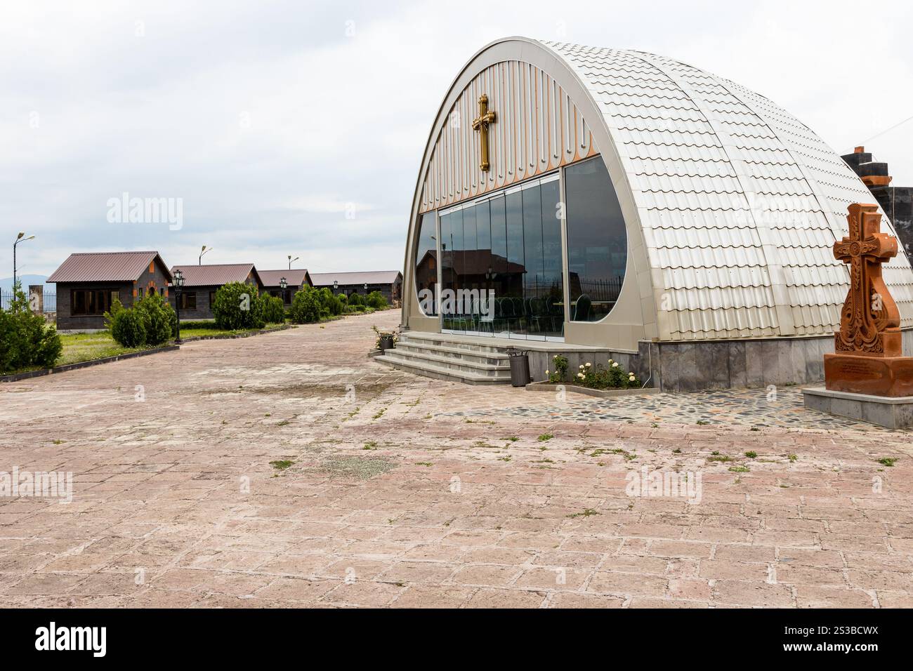 Katholische Kapelle in der Nähe der Schwarzen Festung in Gyumri, Armenien an bewölktem Sommertag Stockfoto