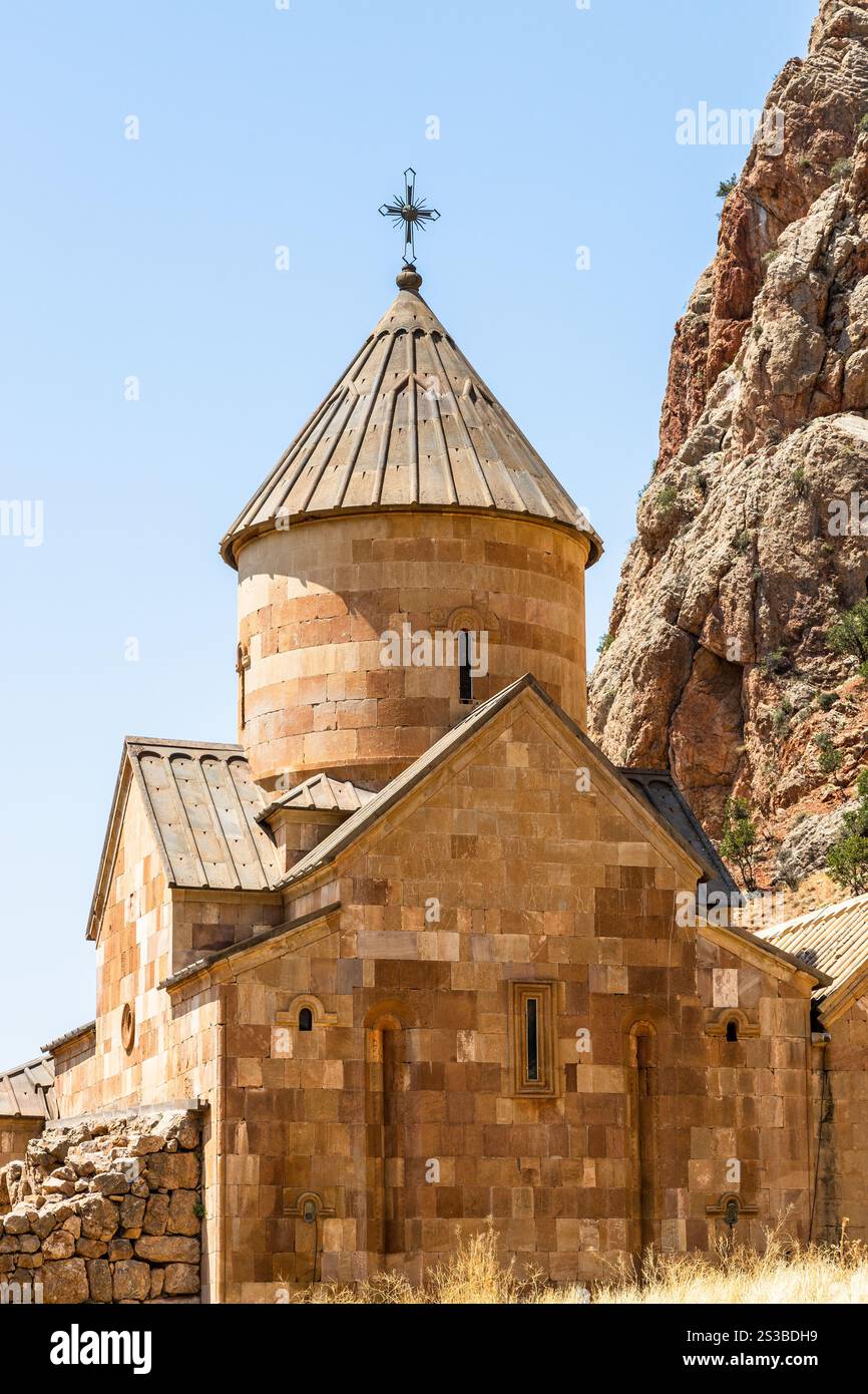 Das Gebäude der Surb Karapet (St. Johannes der Täufer) Kirche im Noravank Kloster in der Provinz Vayots Dzor, Armenien an sonnigen Sommertagen Stockfoto