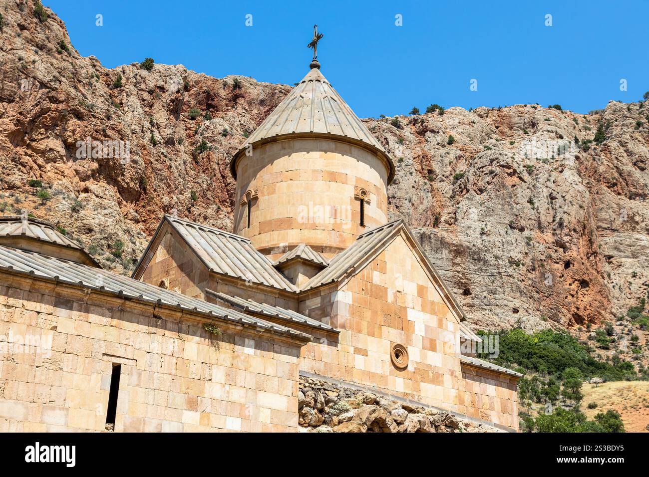 Bau der Kirche Surb Karapet (St. Johannes der Täufer) im Noravank-Kloster in den Provinzen Vayots Dzor, Armenien an sonnigen Sommertagen Stockfoto