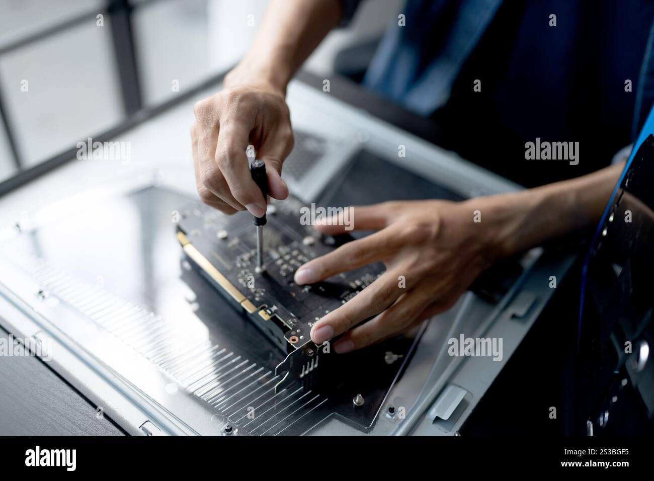 IT-Ingenieur Installation Hardware Ausrüstung Entwicklung Facility Engineer Wartung Computer Motherboard elektronische Reparaturwerkstatt Technologiegeschäft. Stockfoto