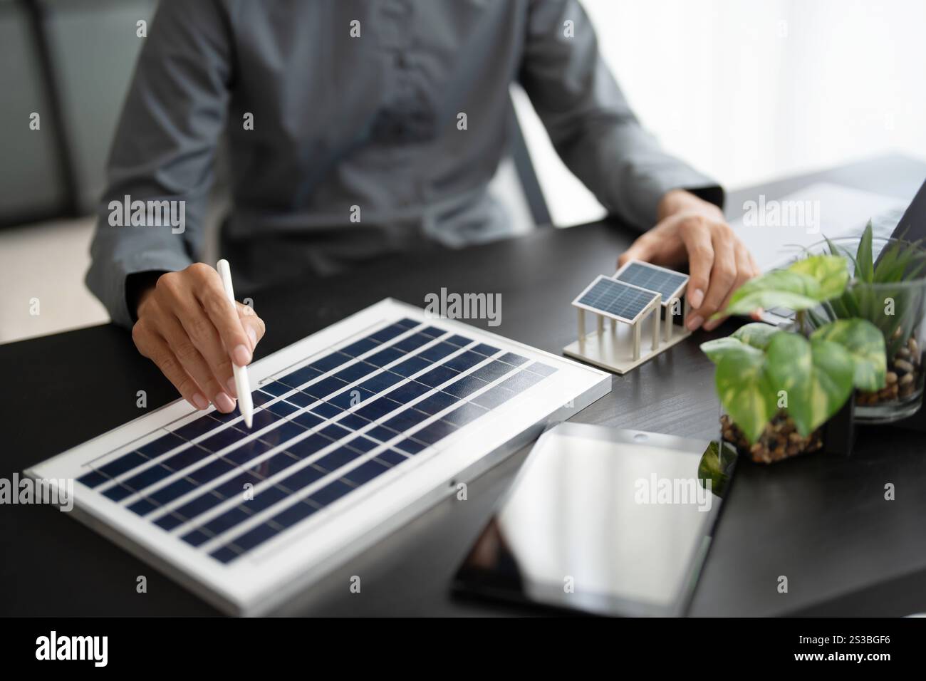 Solarpaneele grüne Energie Geschäftsmann arbeitet grün umweltfreundlich Büro Geschäft kreative Idee Planen Bio Wirtschaft für Unternehmen umweltfreundlich Stockfoto