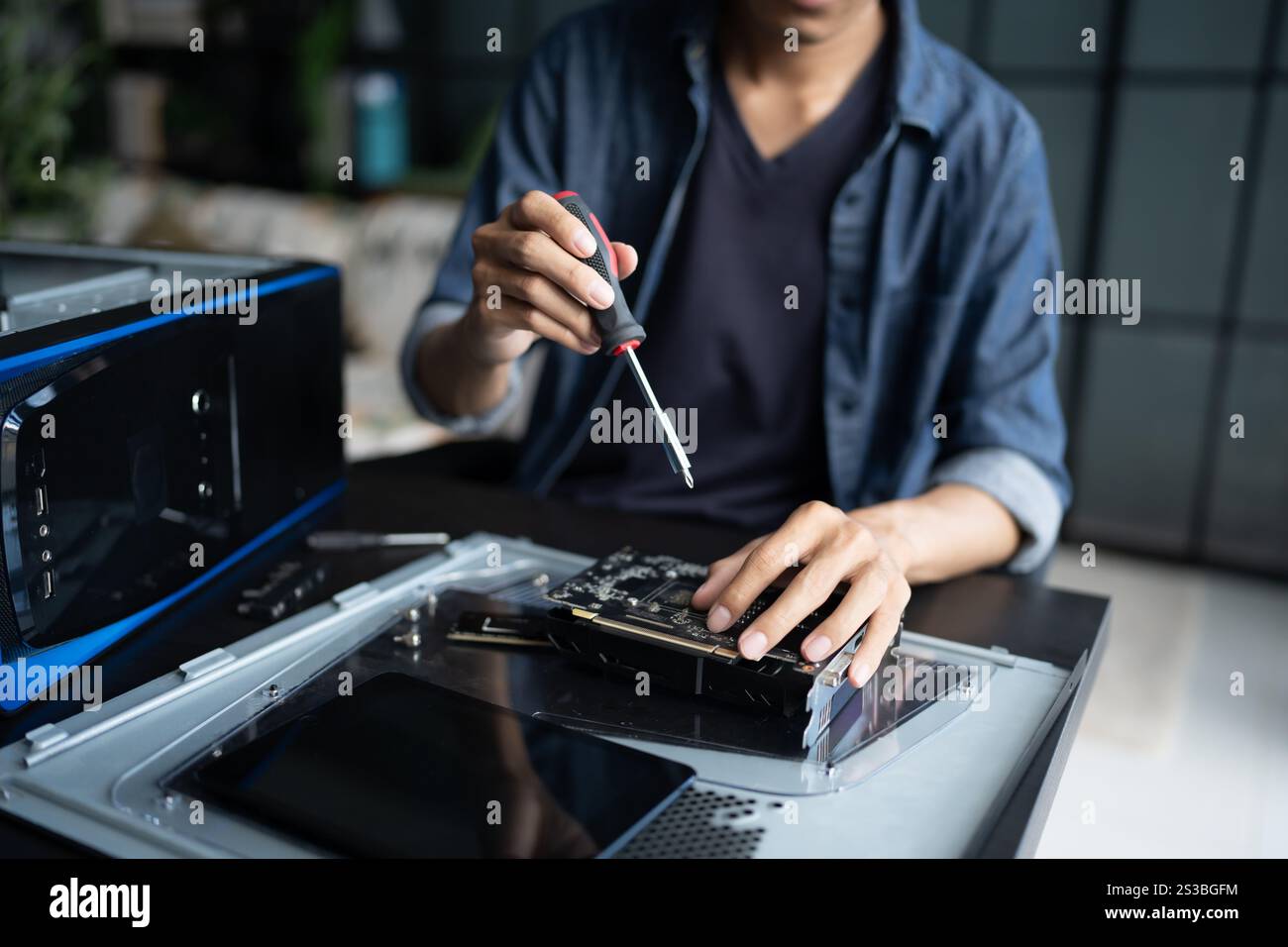 IT-Ingenieur Installation Hardware Ausrüstung Entwicklung Facility Engineer Wartung Computer Motherboard elektronische Reparaturwerkstatt Technologiegeschäft. Stockfoto