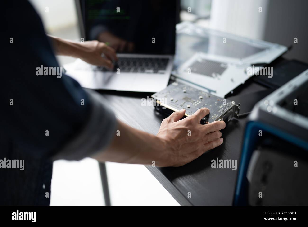 IT-Ingenieur Installation Hardware Ausrüstung Entwicklung Facility Engineer Wartung Computer Motherboard elektronische Reparaturwerkstatt Technologiegeschäft. Stockfoto