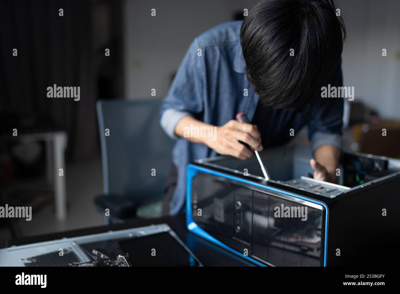 IT-Ingenieur Installation Hardware Ausrüstung Entwicklung Facility Engineer Wartung Computer Motherboard elektronische Reparaturwerkstatt Technologiegeschäft. Stockfoto