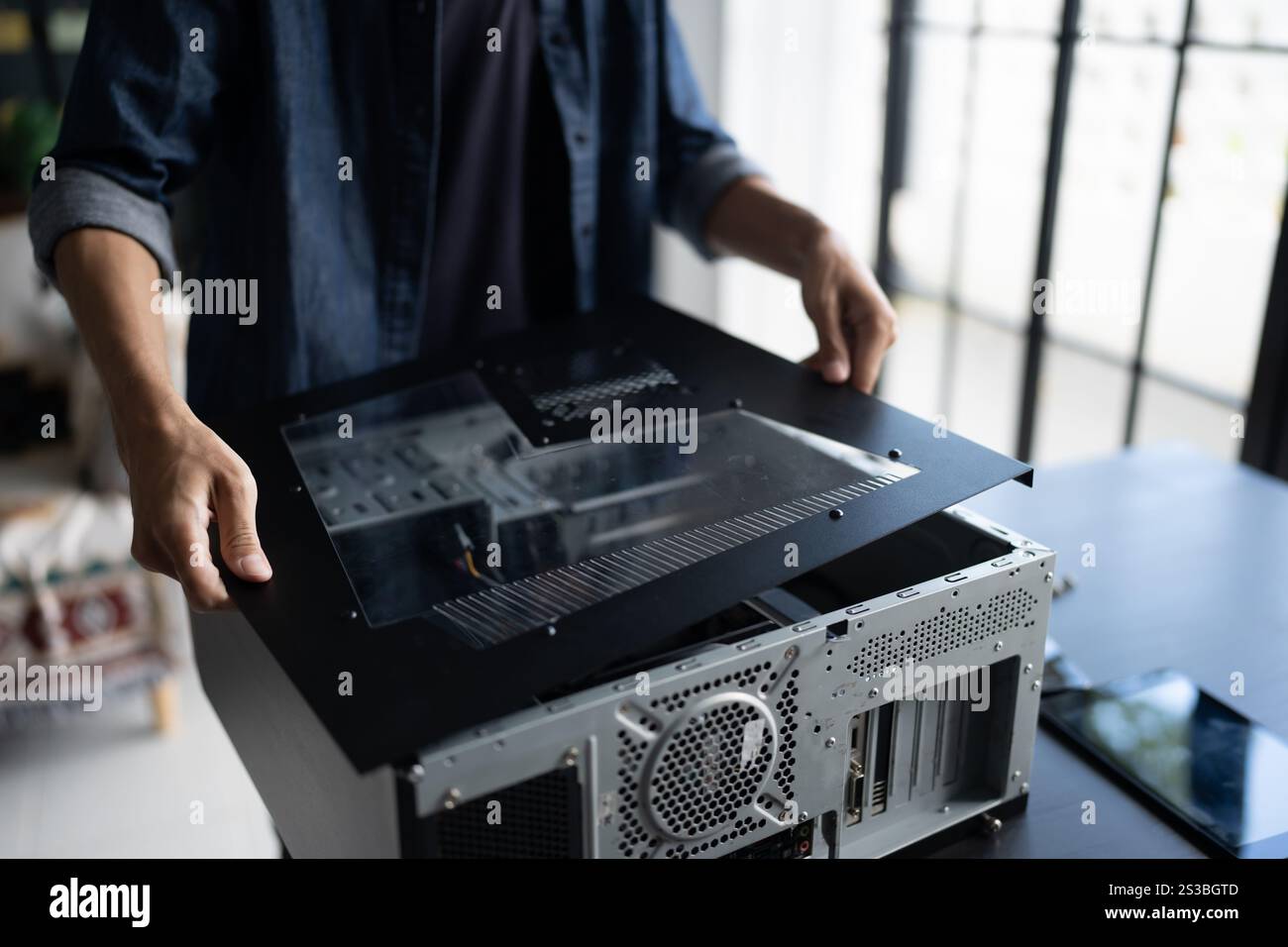 IT-Ingenieur Installation Hardware Ausrüstung Entwicklung Facility Engineer Wartung Computer Motherboard elektronische Reparaturwerkstatt Technologiegeschäft. Stockfoto