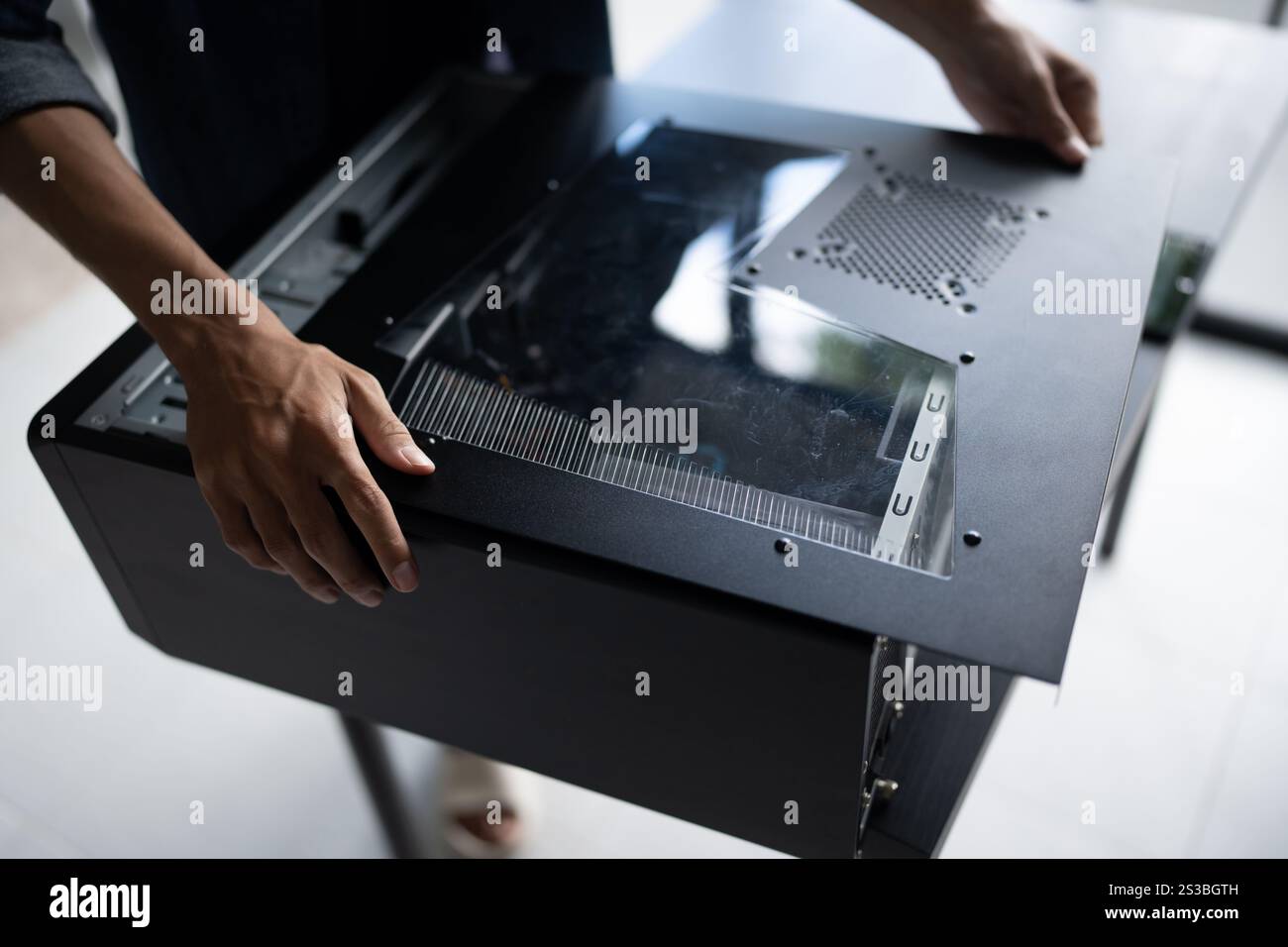 IT-Ingenieur Installation Hardware Ausrüstung Entwicklung Facility Engineer Wartung Computer Motherboard elektronische Reparaturwerkstatt Technologiegeschäft. Stockfoto