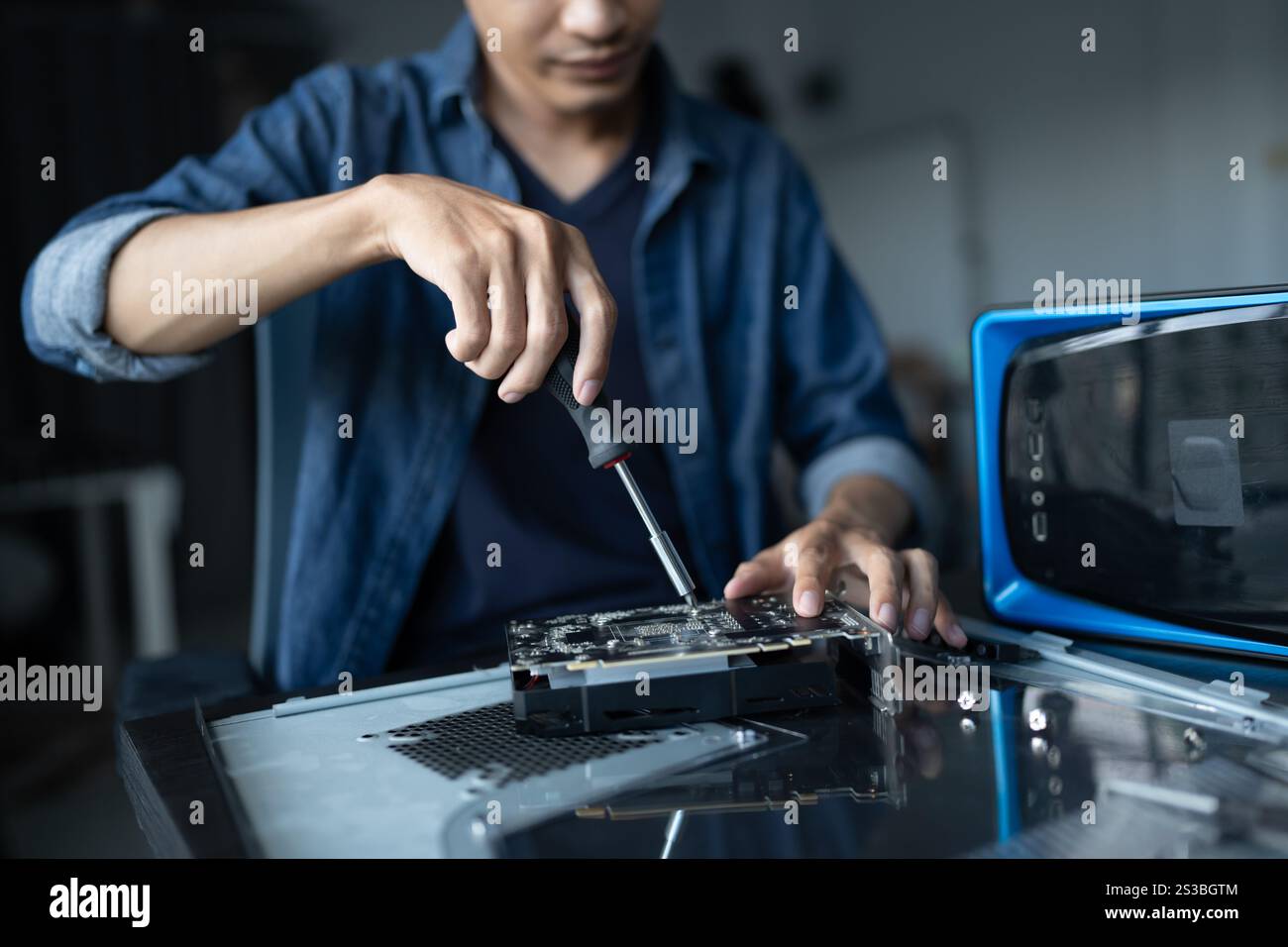 IT-Ingenieur Installation Hardware Ausrüstung Entwicklung Facility Engineer Wartung Computer Motherboard elektronische Reparaturwerkstatt Technologiegeschäft. Stockfoto