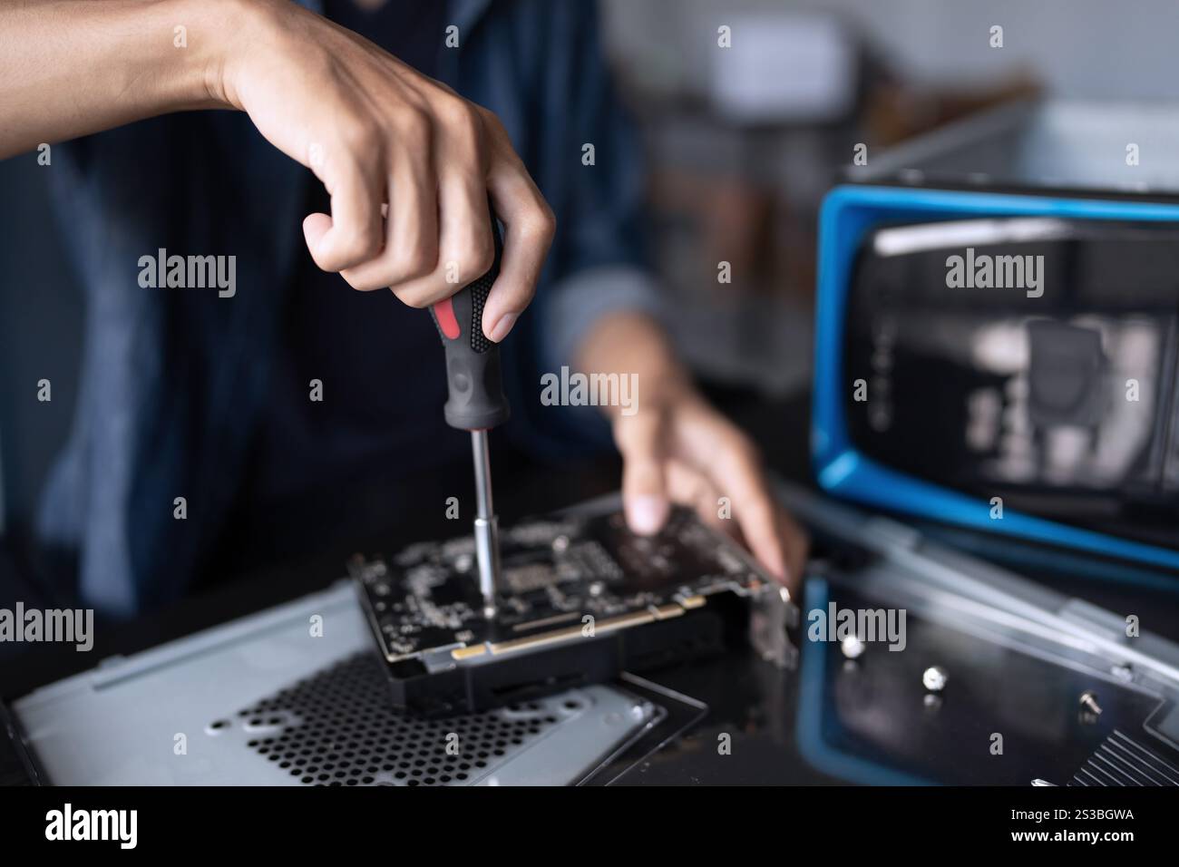 IT-Ingenieur Installation Hardware Ausrüstung Entwicklung Facility Engineer Wartung Computer Motherboard elektronische Reparaturwerkstatt Technologiegeschäft. Stockfoto