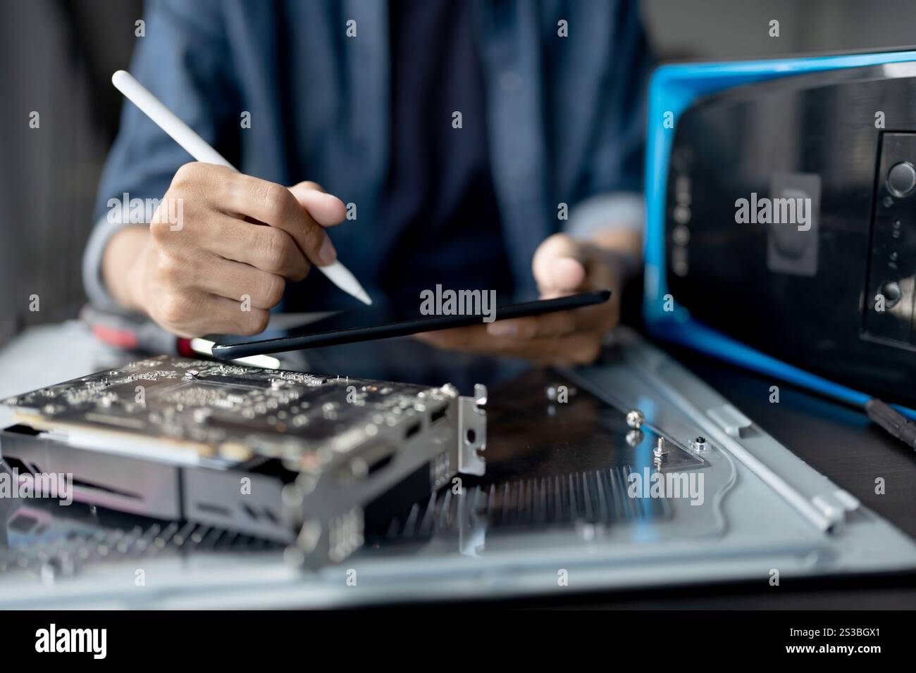 IT-Ingenieur Installation Hardware Ausrüstung Entwicklung Facility Engineer Wartung Computer Motherboard elektronische Reparaturwerkstatt Technologiegeschäft. Stockfoto
