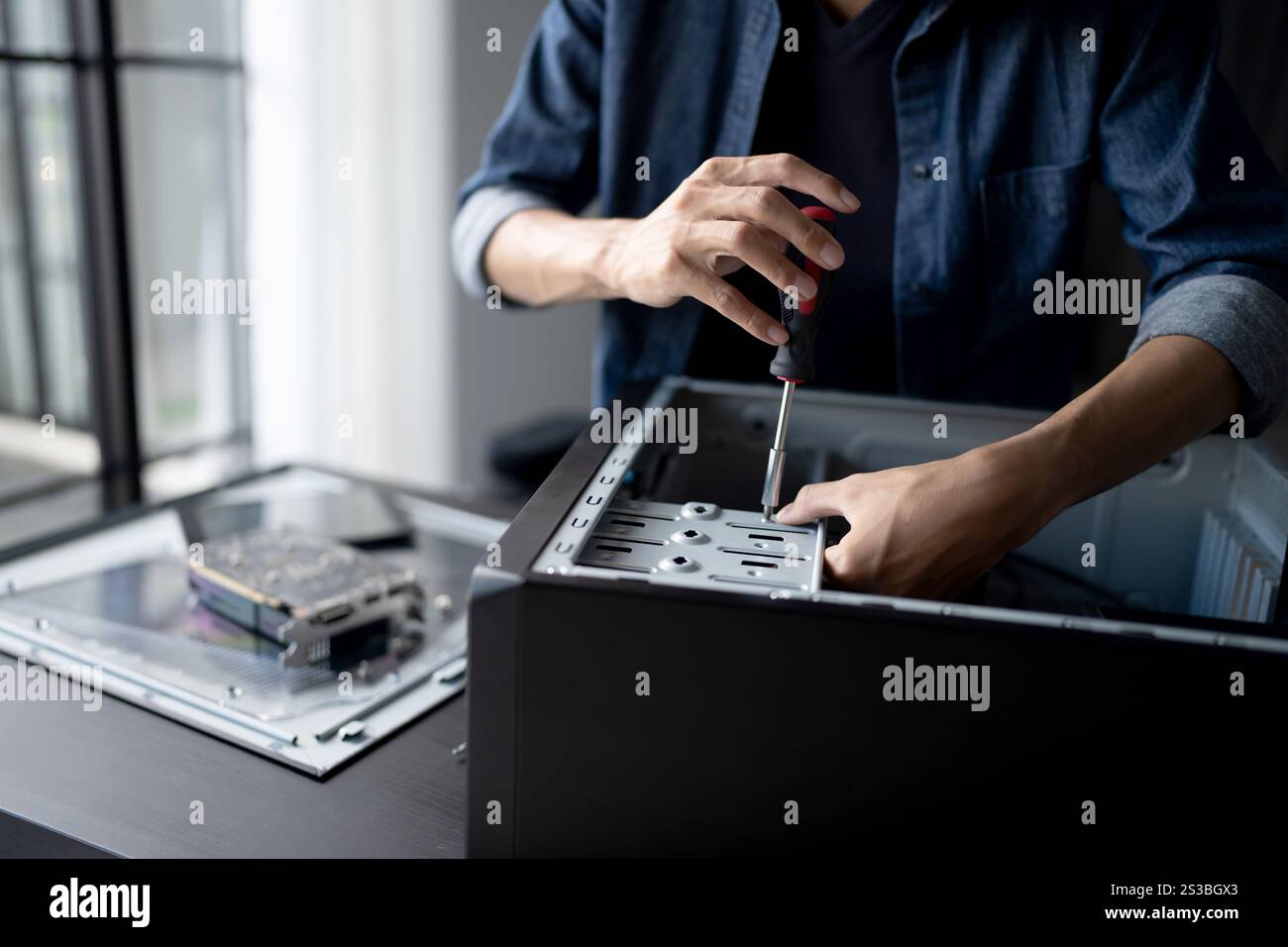 IT-Ingenieur Installation Hardware Ausrüstung Entwicklung Facility Engineer Wartung Computer Motherboard elektronische Reparaturwerkstatt Technologiegeschäft. Stockfoto