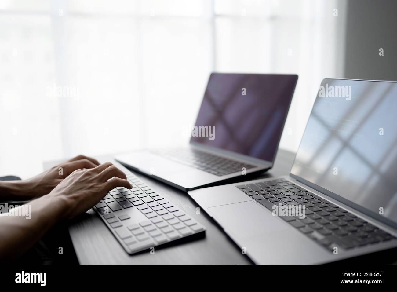 Asiatischer man Software-Ingenieur, der am Computer am Bürotisch arbeitet, um Programmcode zu schreiben IT Software Engineer Fehler finden technischer Support devops Stockfoto