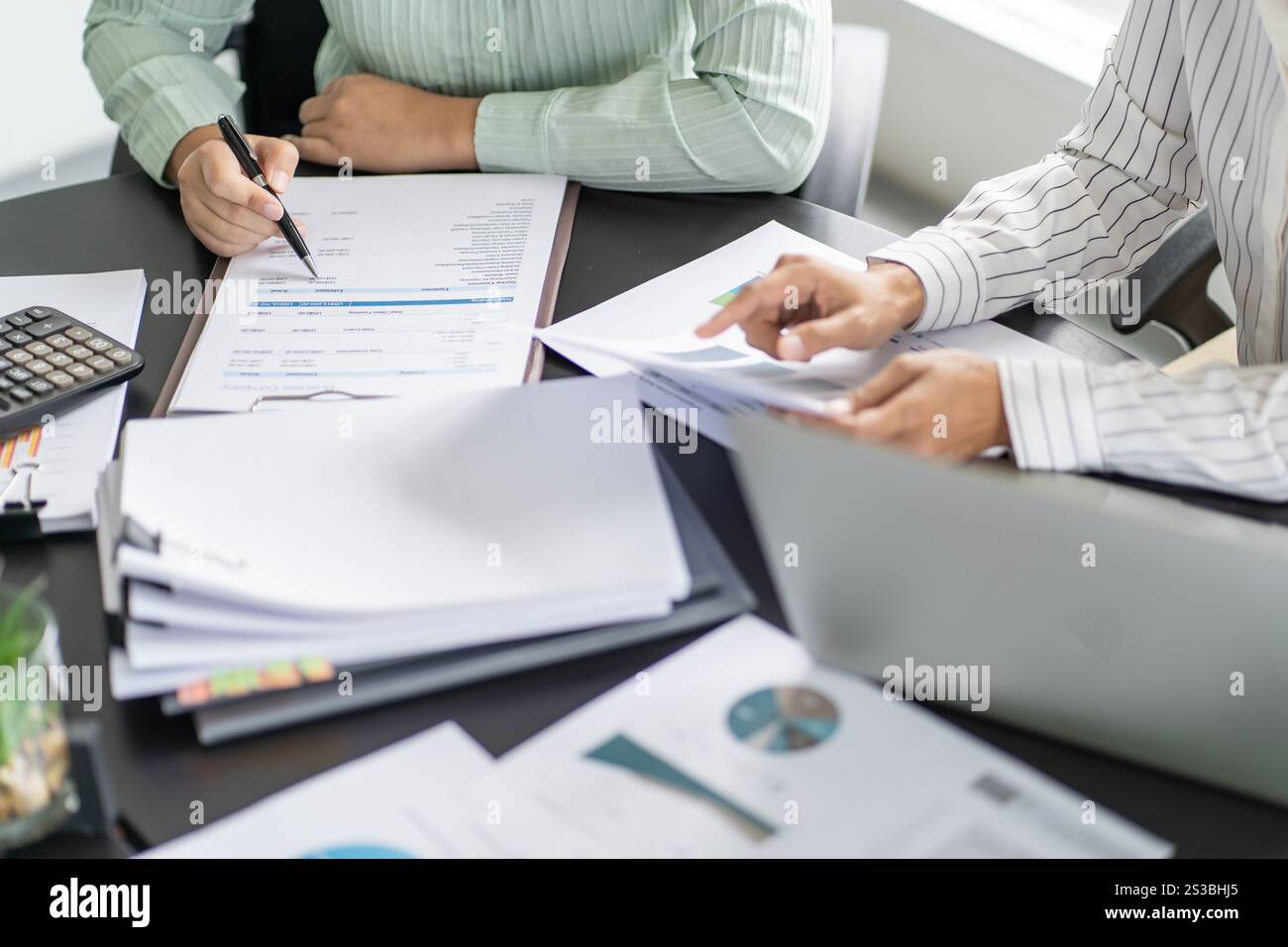 Geschäftsleute treffen sich Designideen professioneller Investor, der ein neues Start-up-Projekt arbeitet. Geschäftsmann und Geschäftsfrau arbeiten zusammen Stockfoto